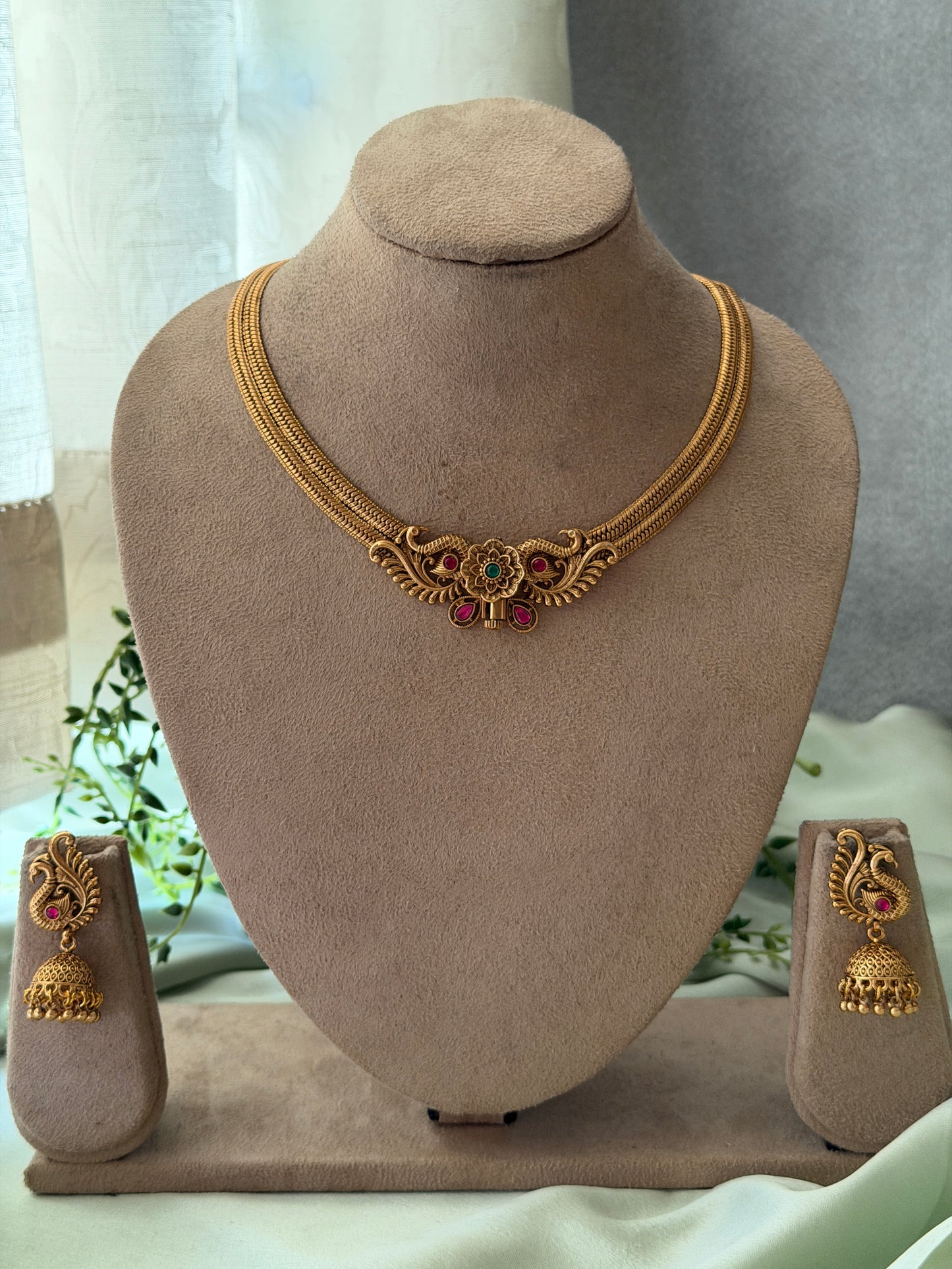 Front Open Sleek Choker