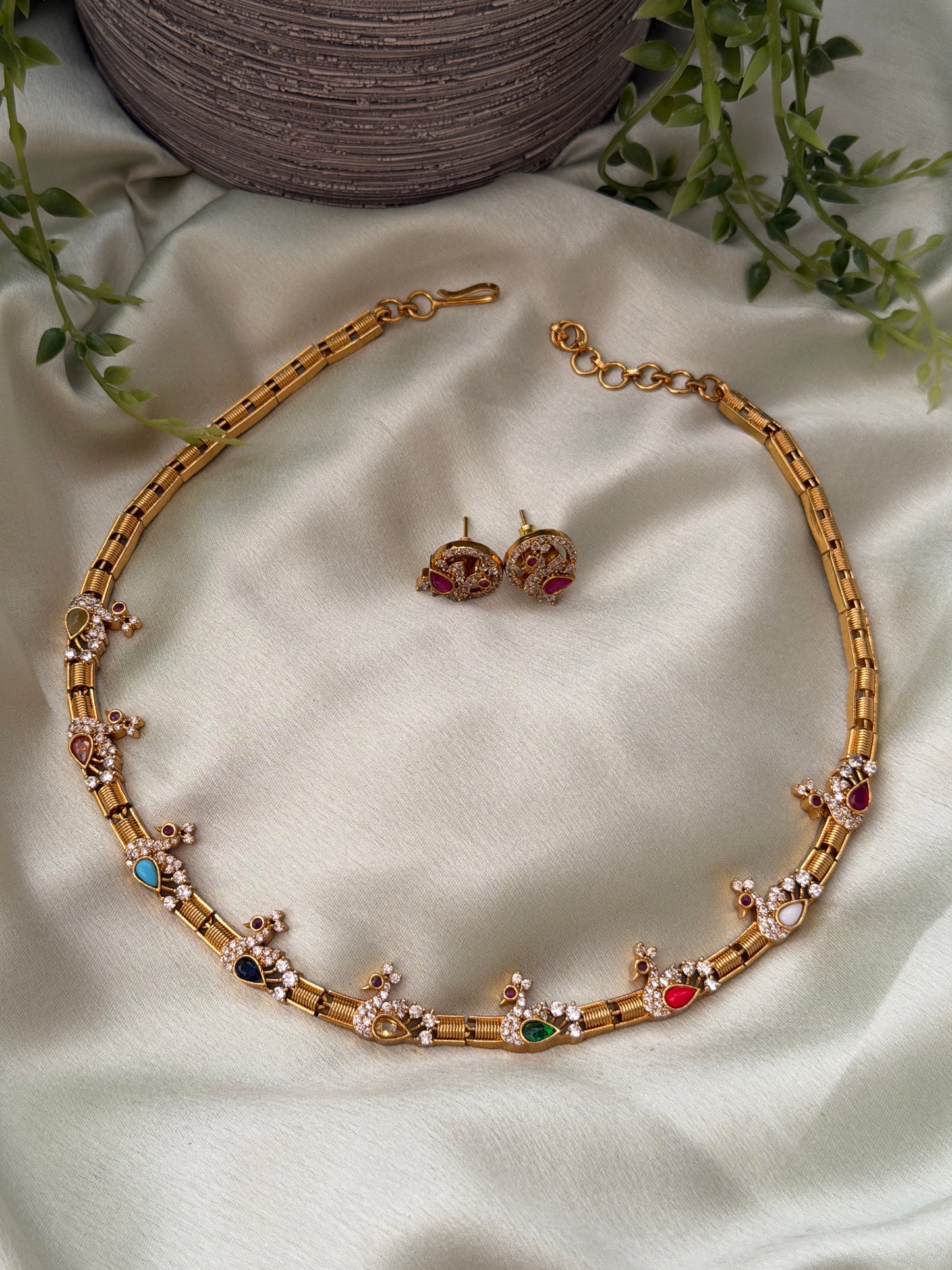 Cisne Navaratna Choker