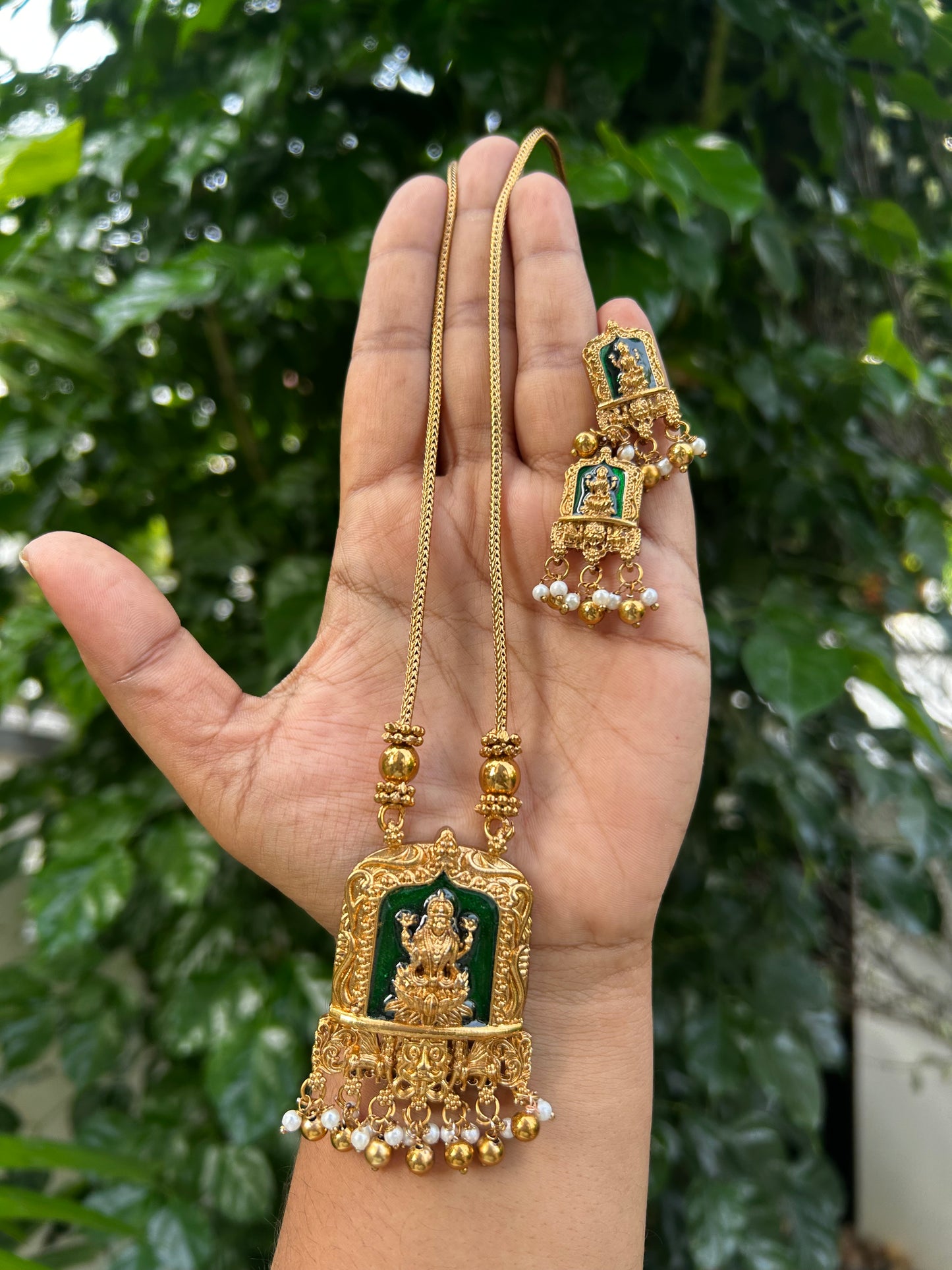 Oviyam Lakshmi Chain Set