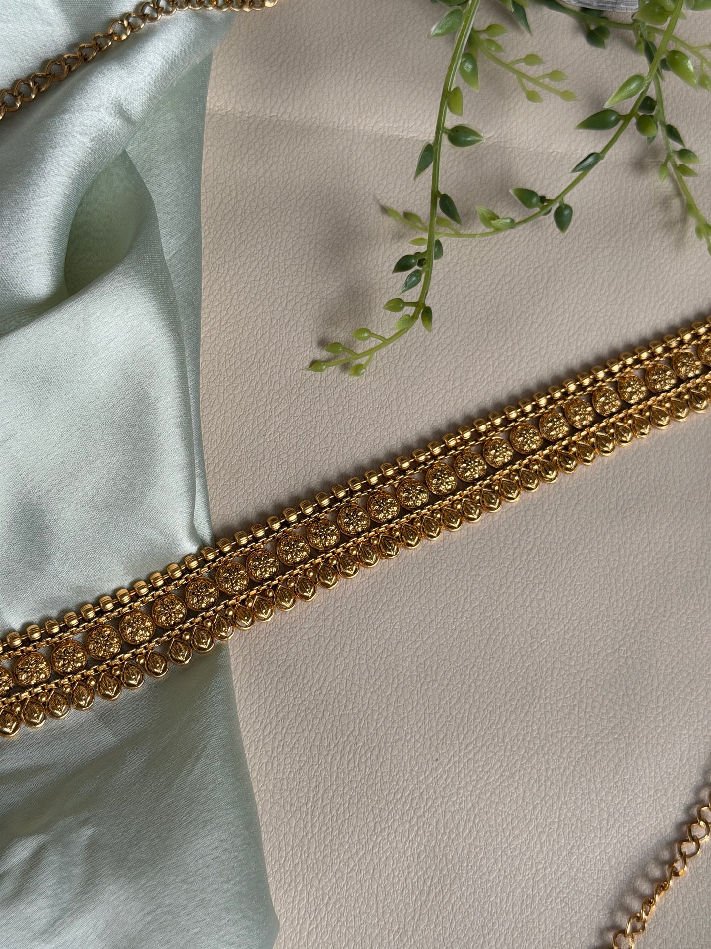 Non Idol Antique Gold hipchain