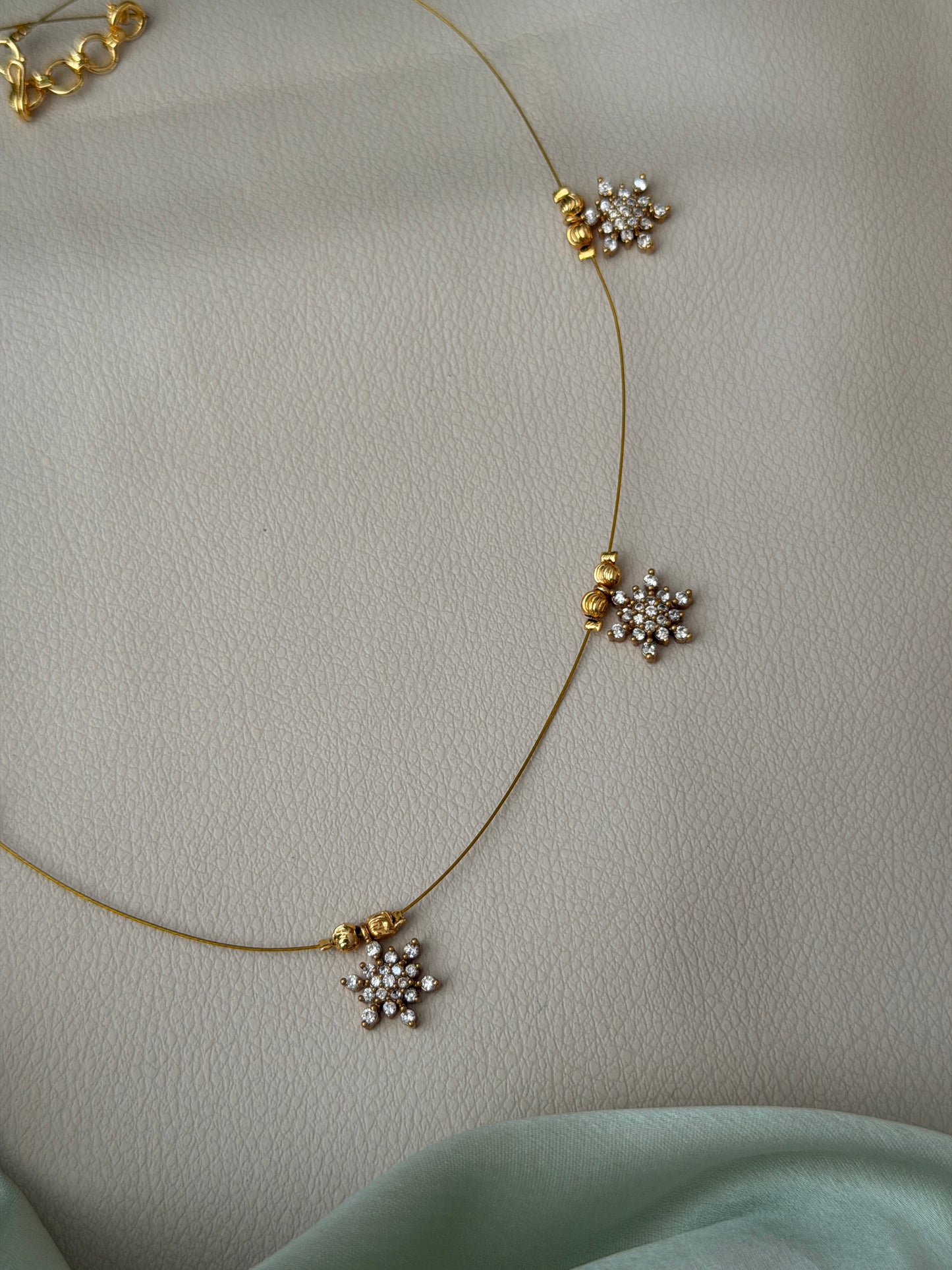 Cluster Star Invisible Choker