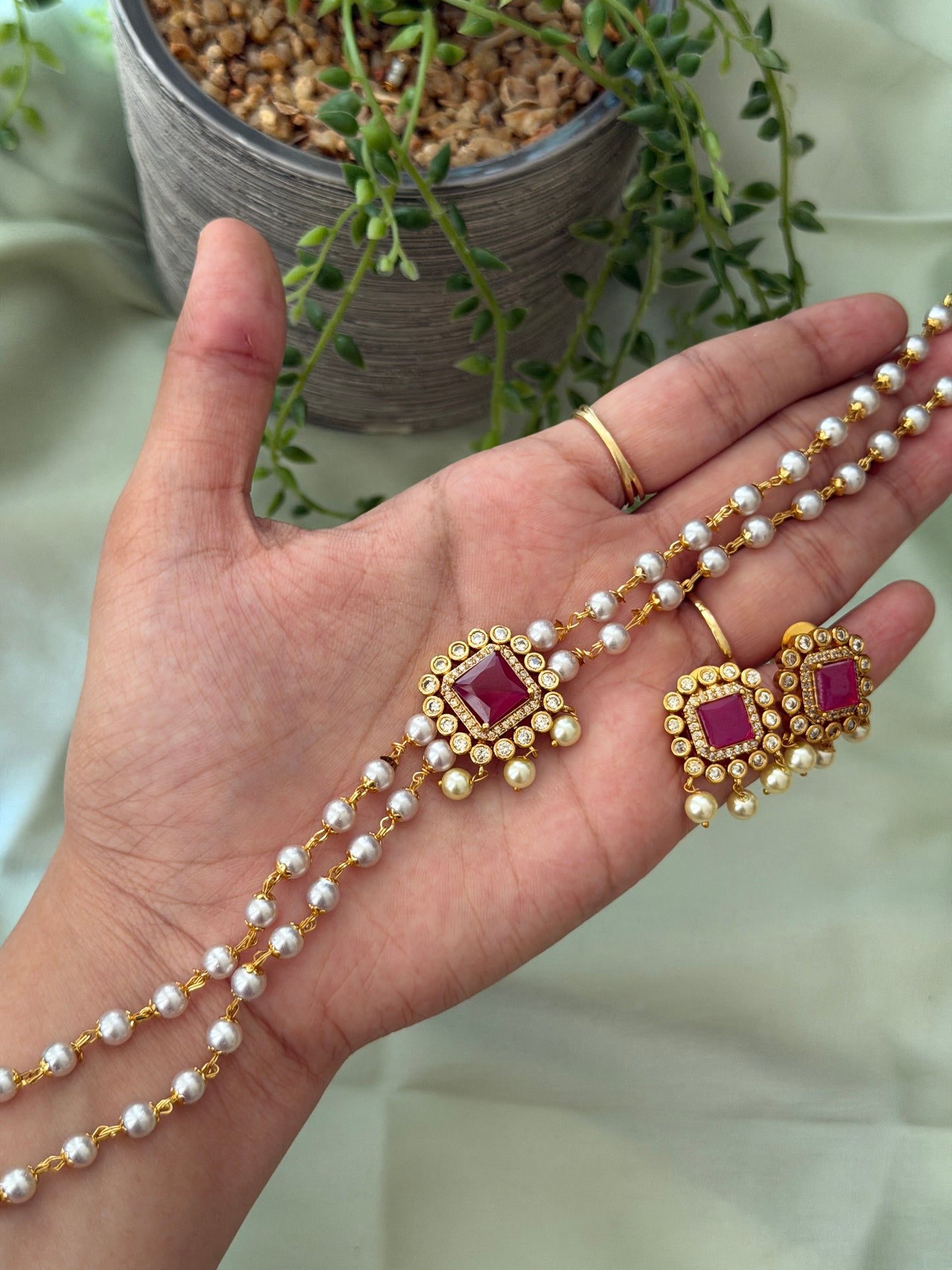 Square Pendant Pearl Choker