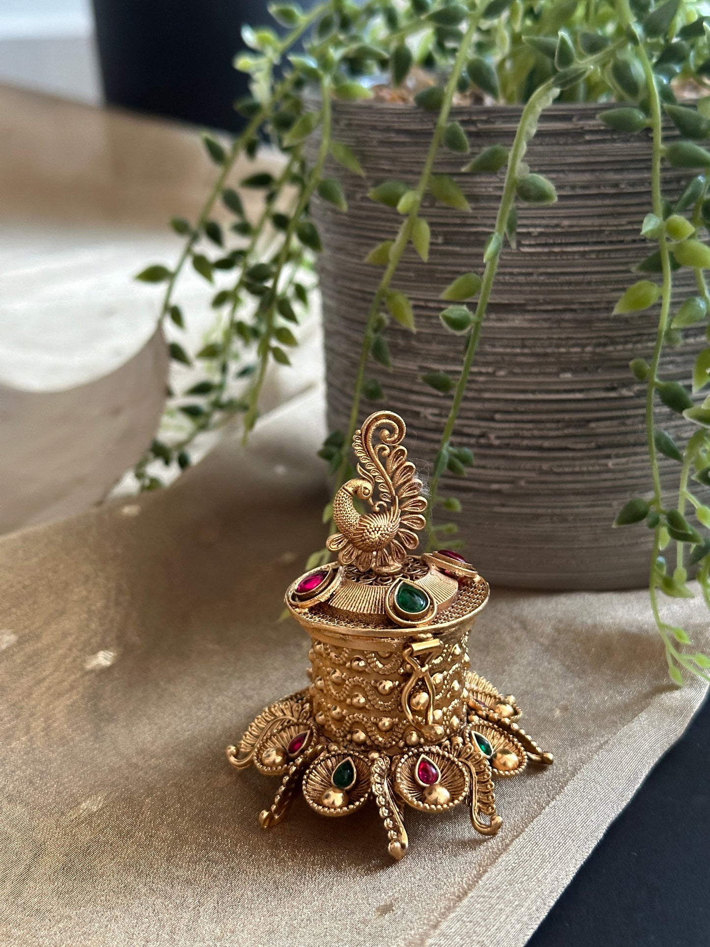 Azura Non Idol Kumkum Box