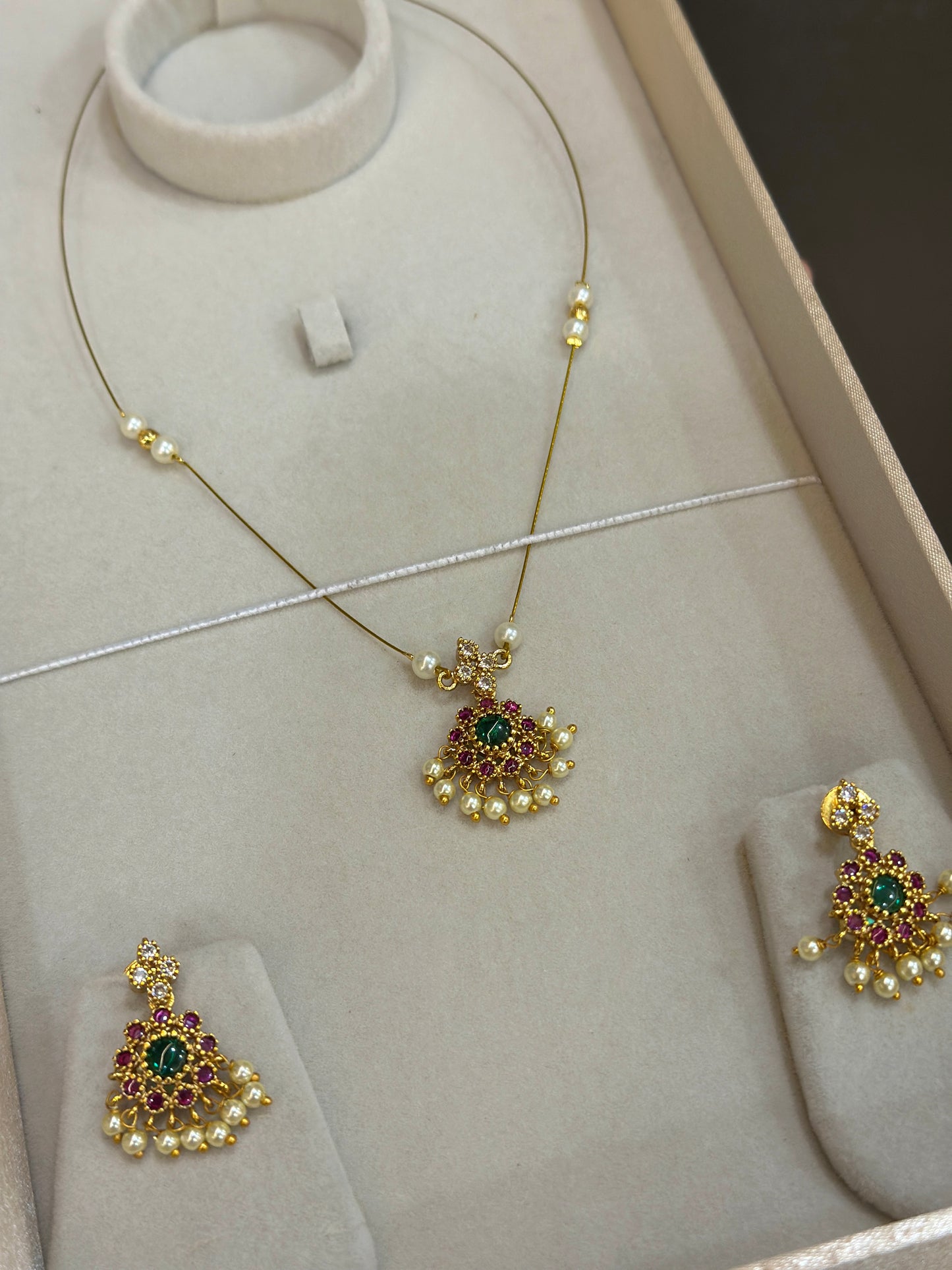 Kemp Pendant Invisible Chain set