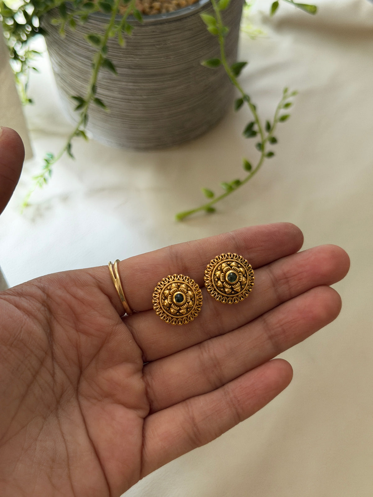 Aaveni Studs