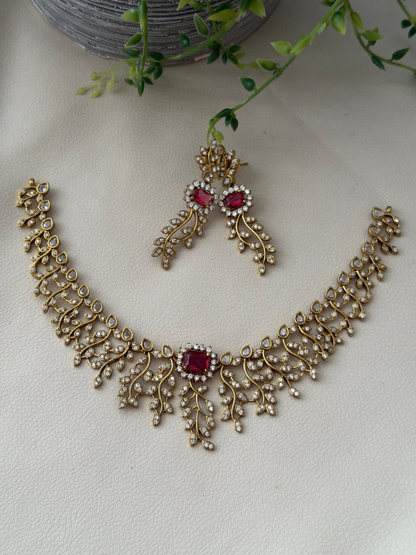 Lilly Creeper Necklace