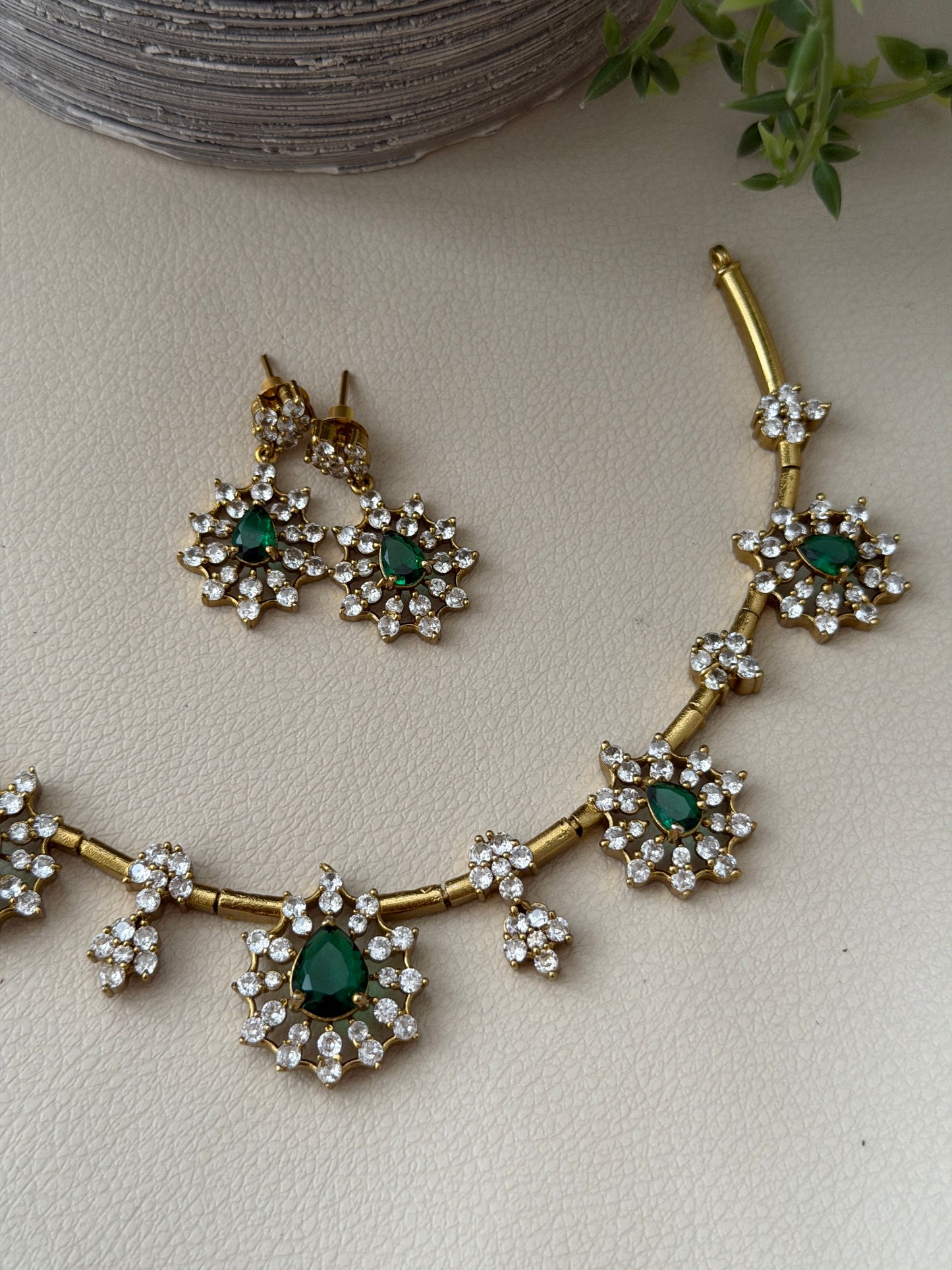 Pear Drop Emerald Hasli Choker