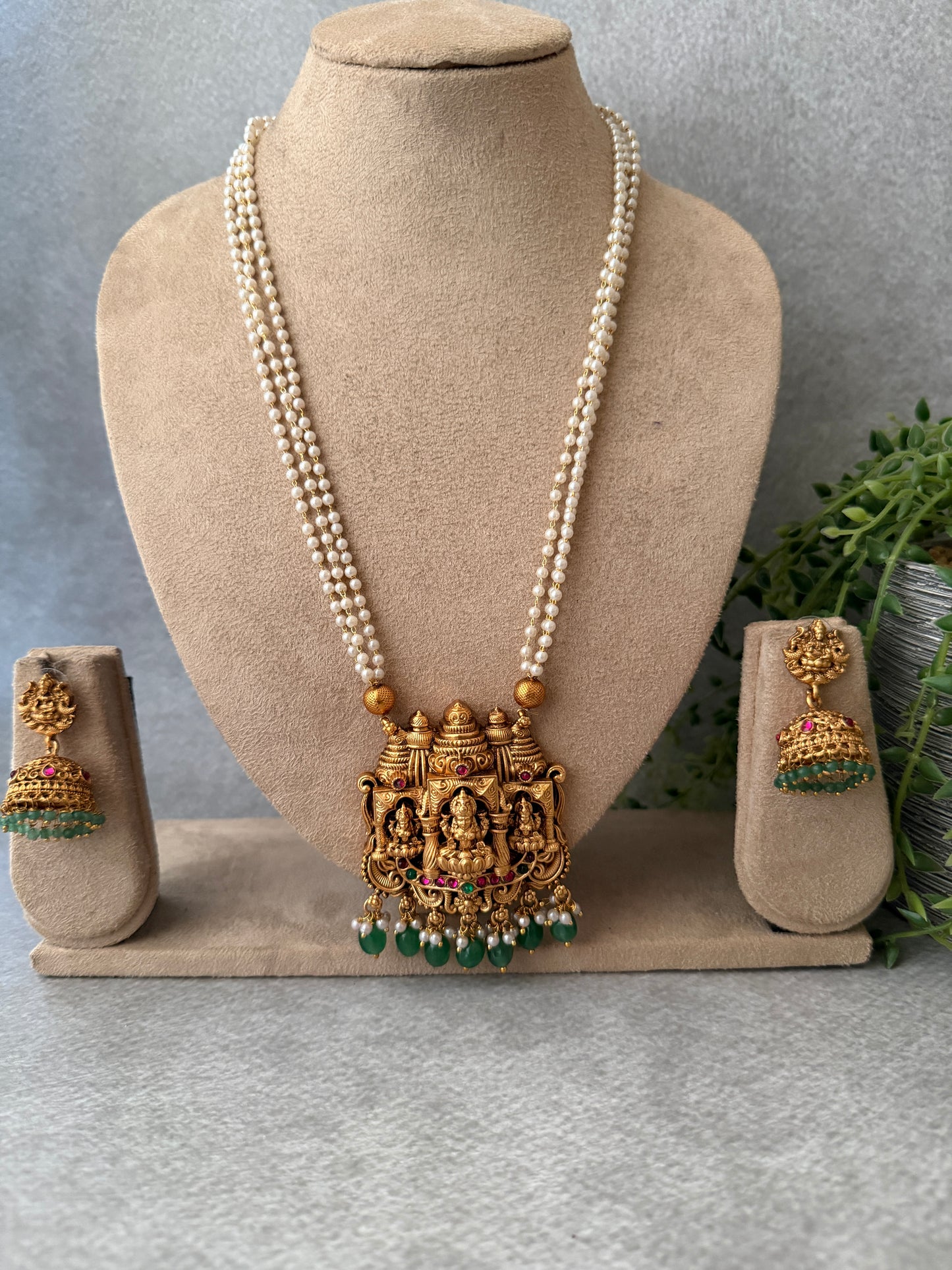 Pearl temple chain with beads