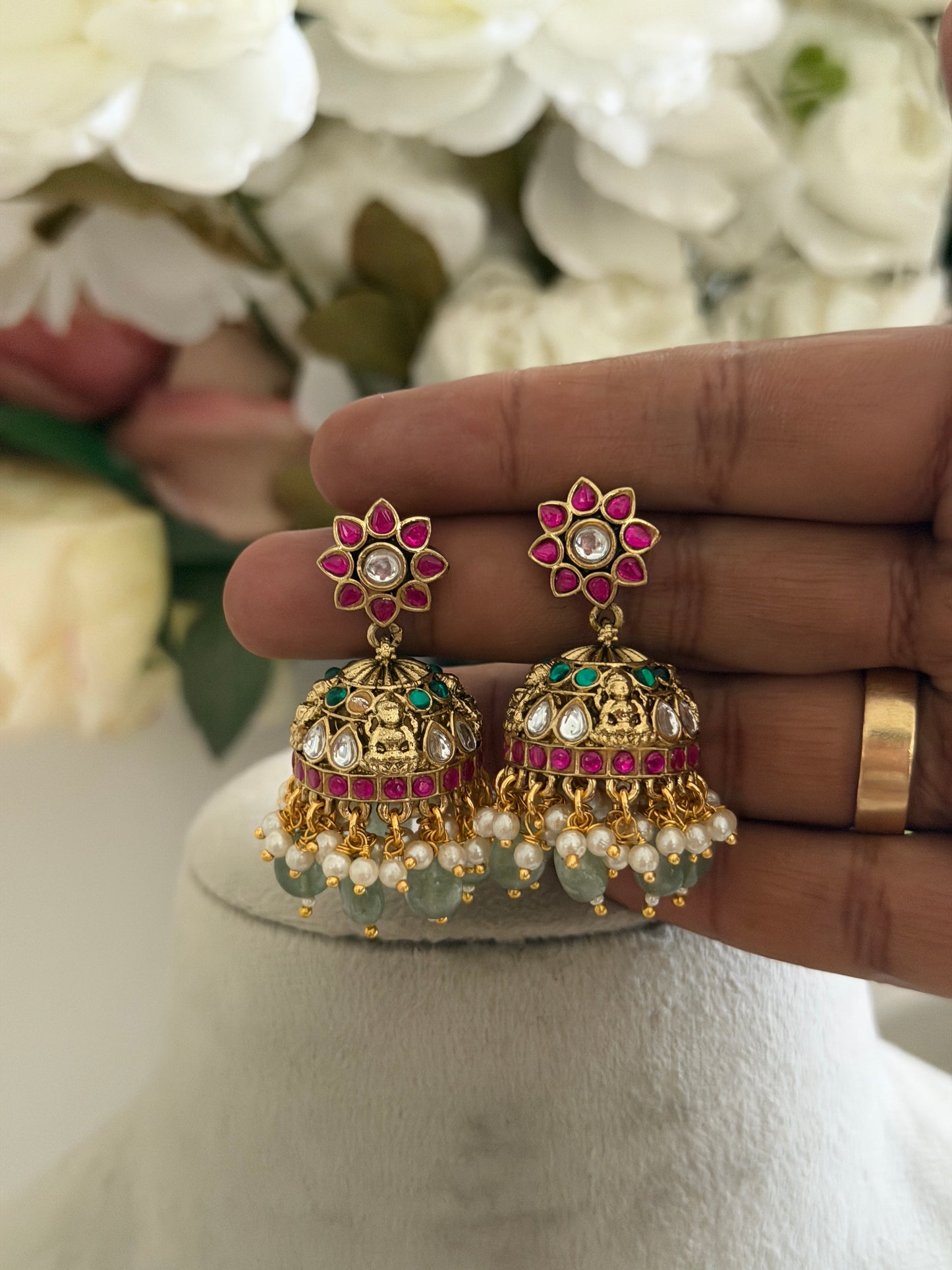 Chithra a Flora Jadau Jhumkas