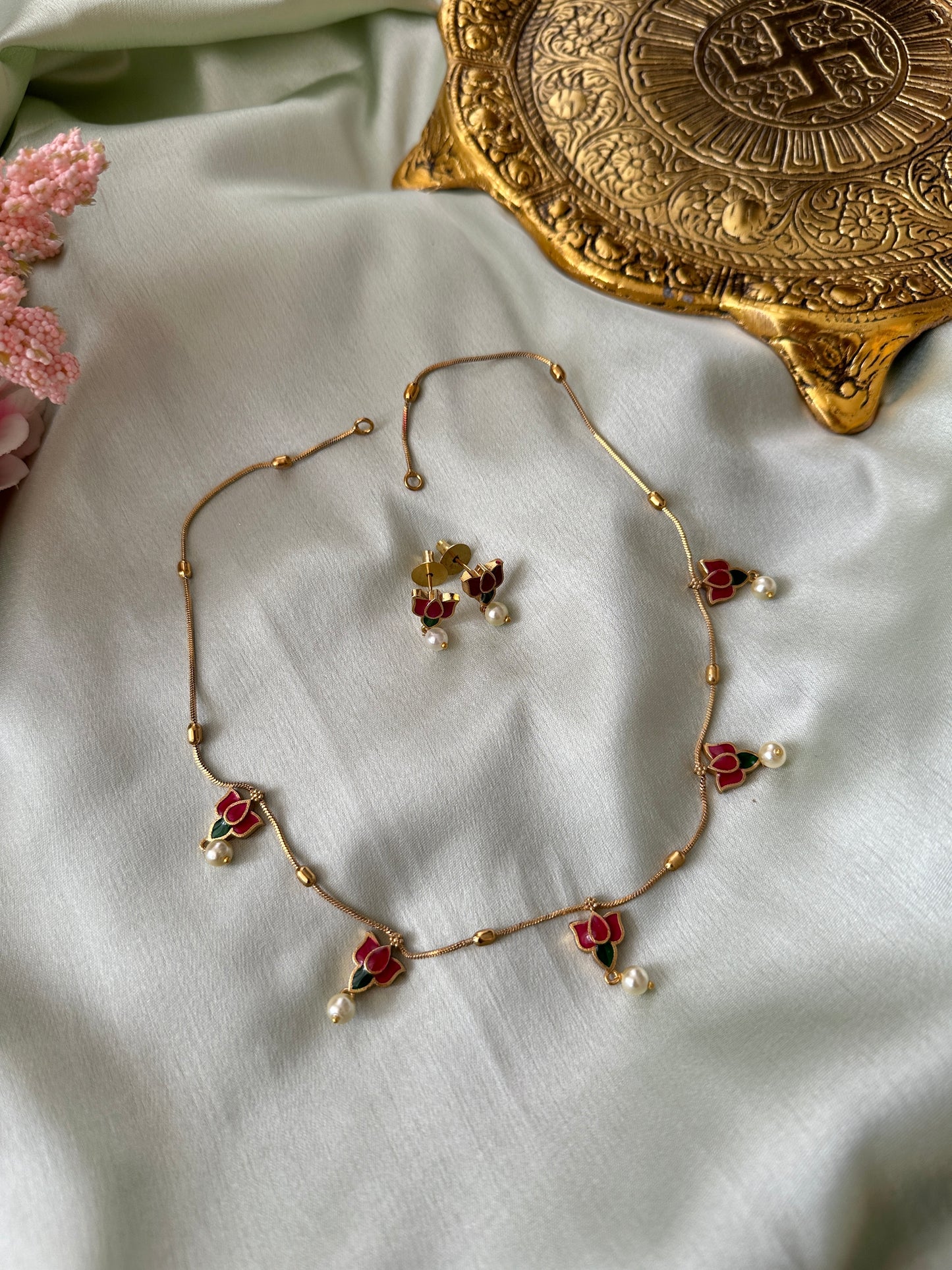 Simple lotus x Pearl chain