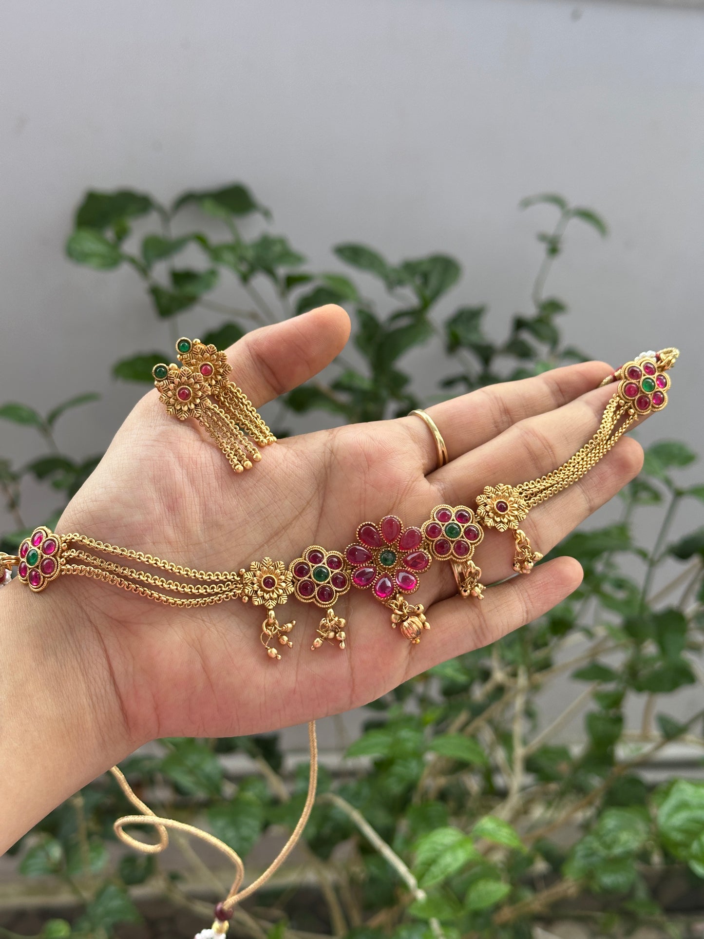 Cluster flower non idol choker