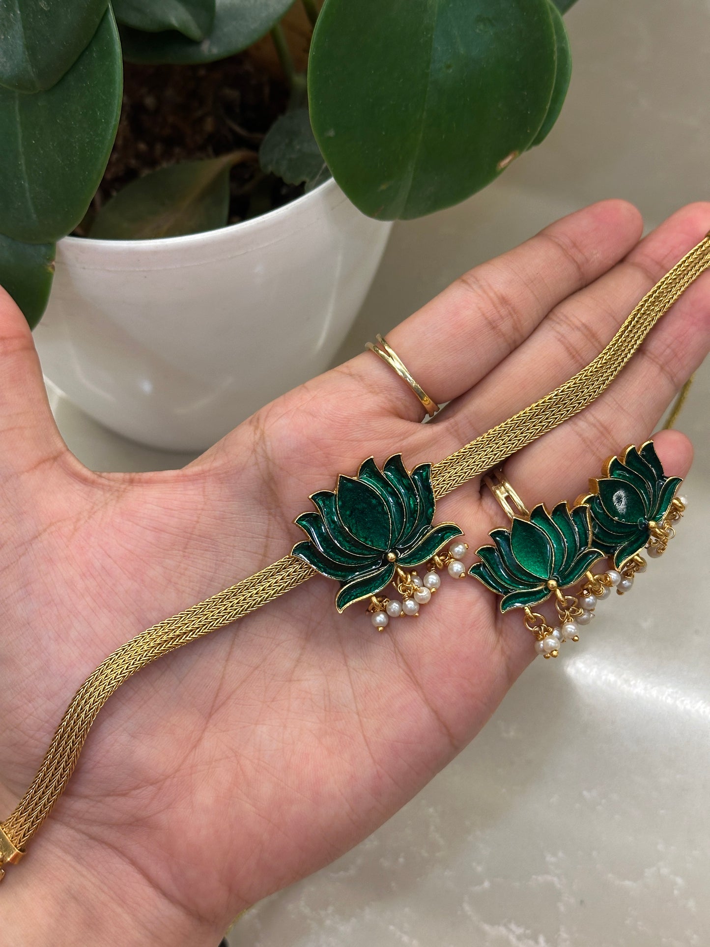 Moja Lotus Choker