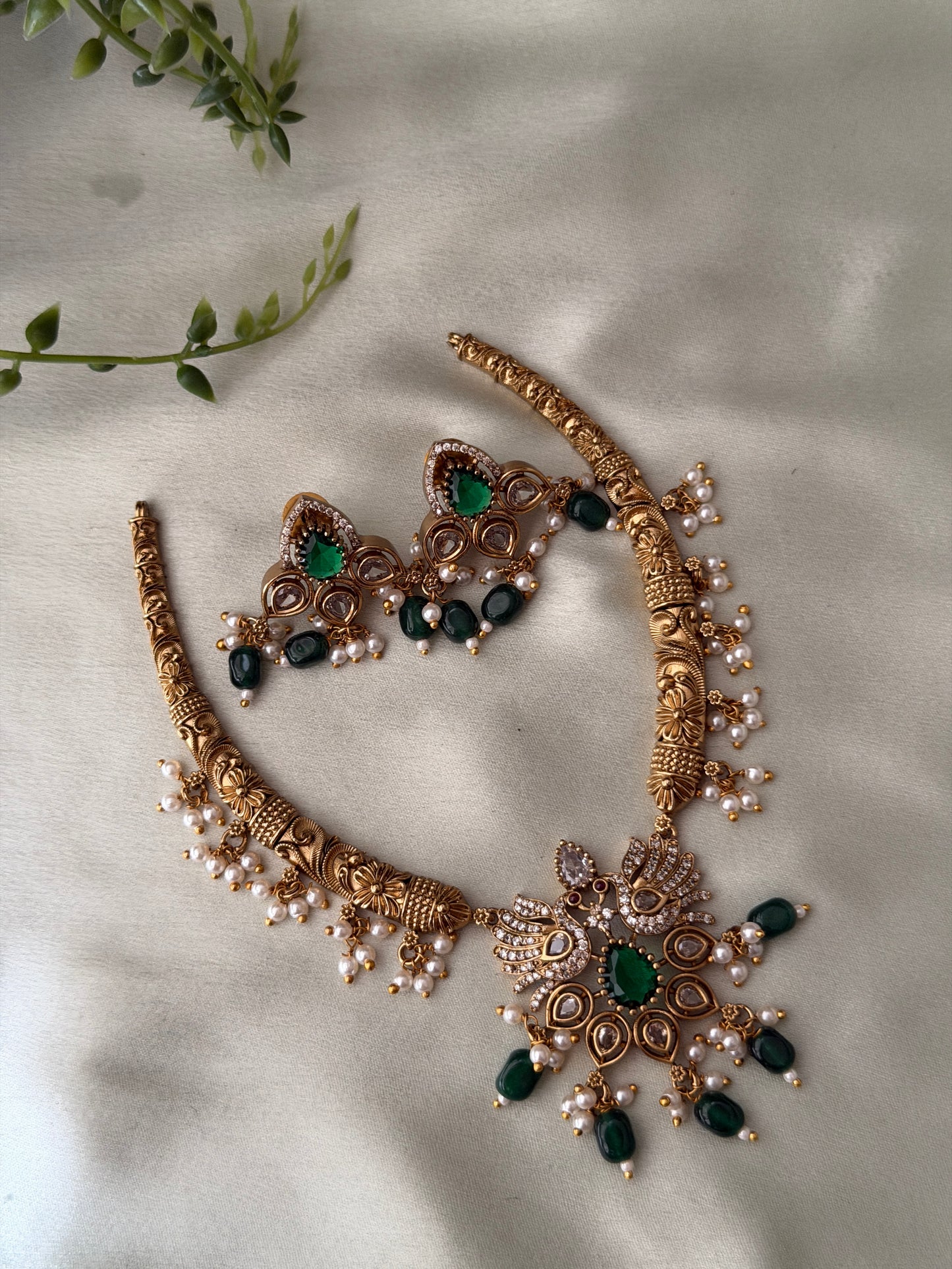 Victorian Swan Hasli Choker