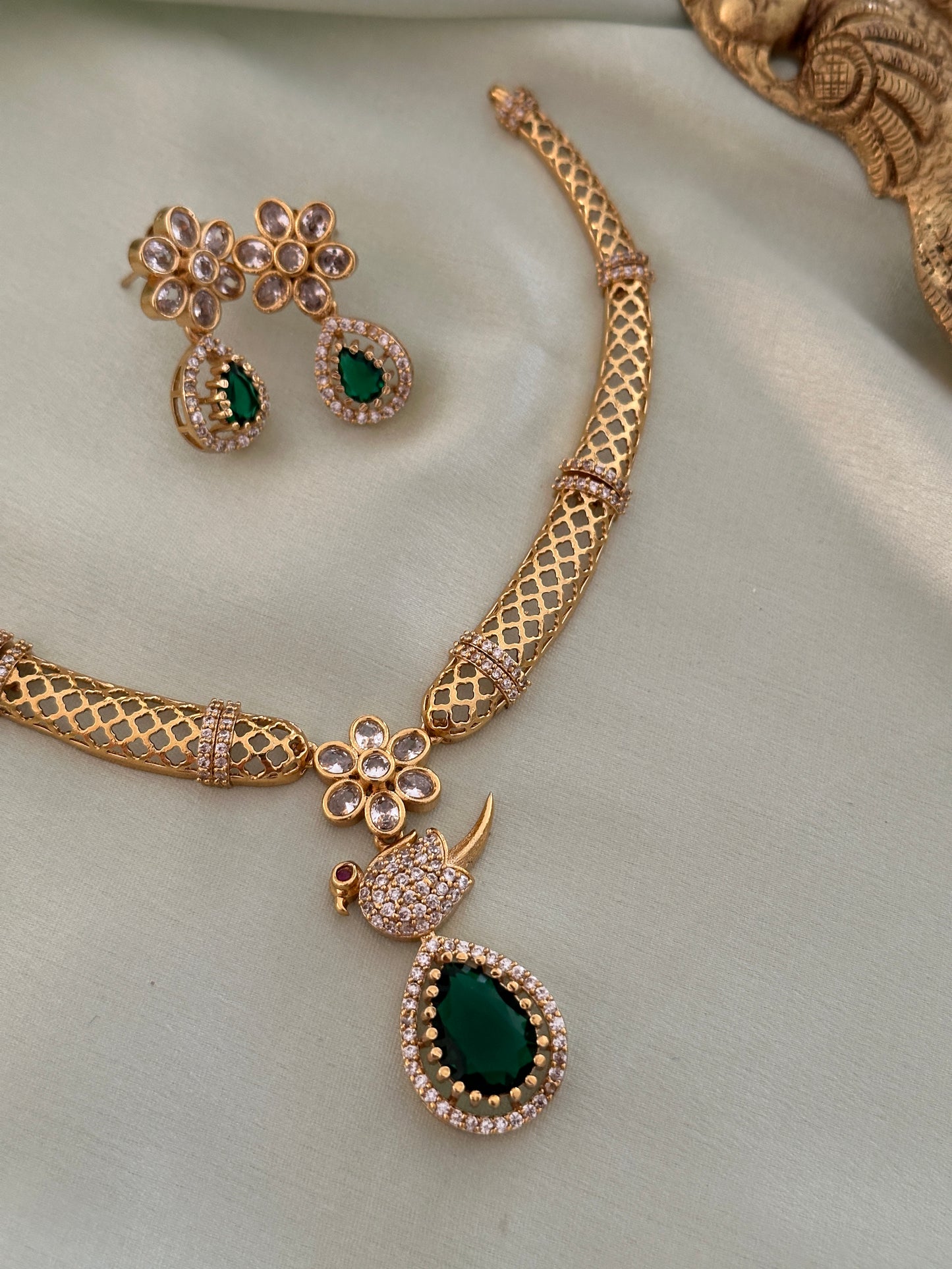 AD Parakeet Hasli Choker