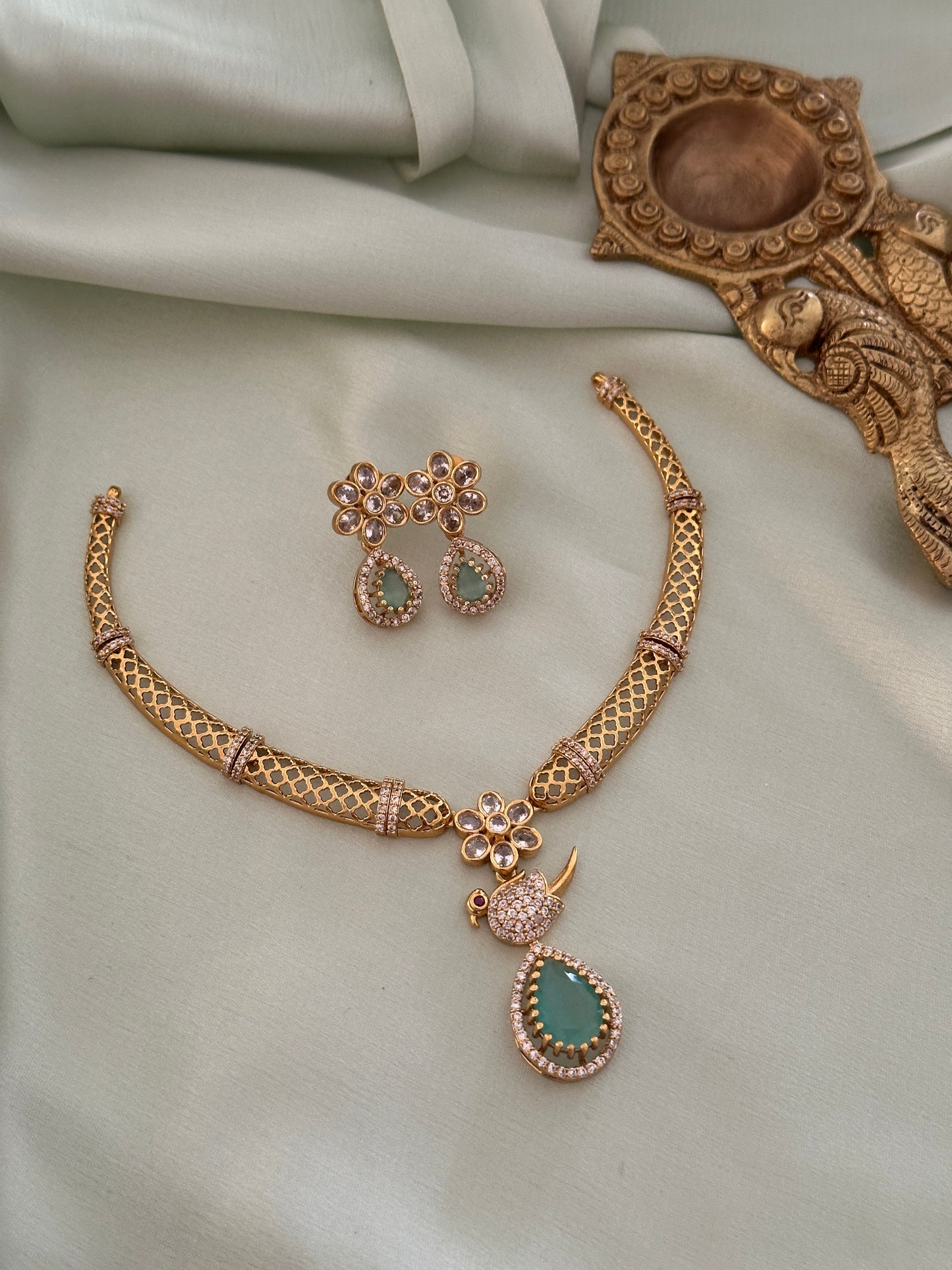 AD Parakeet Hasli Choker