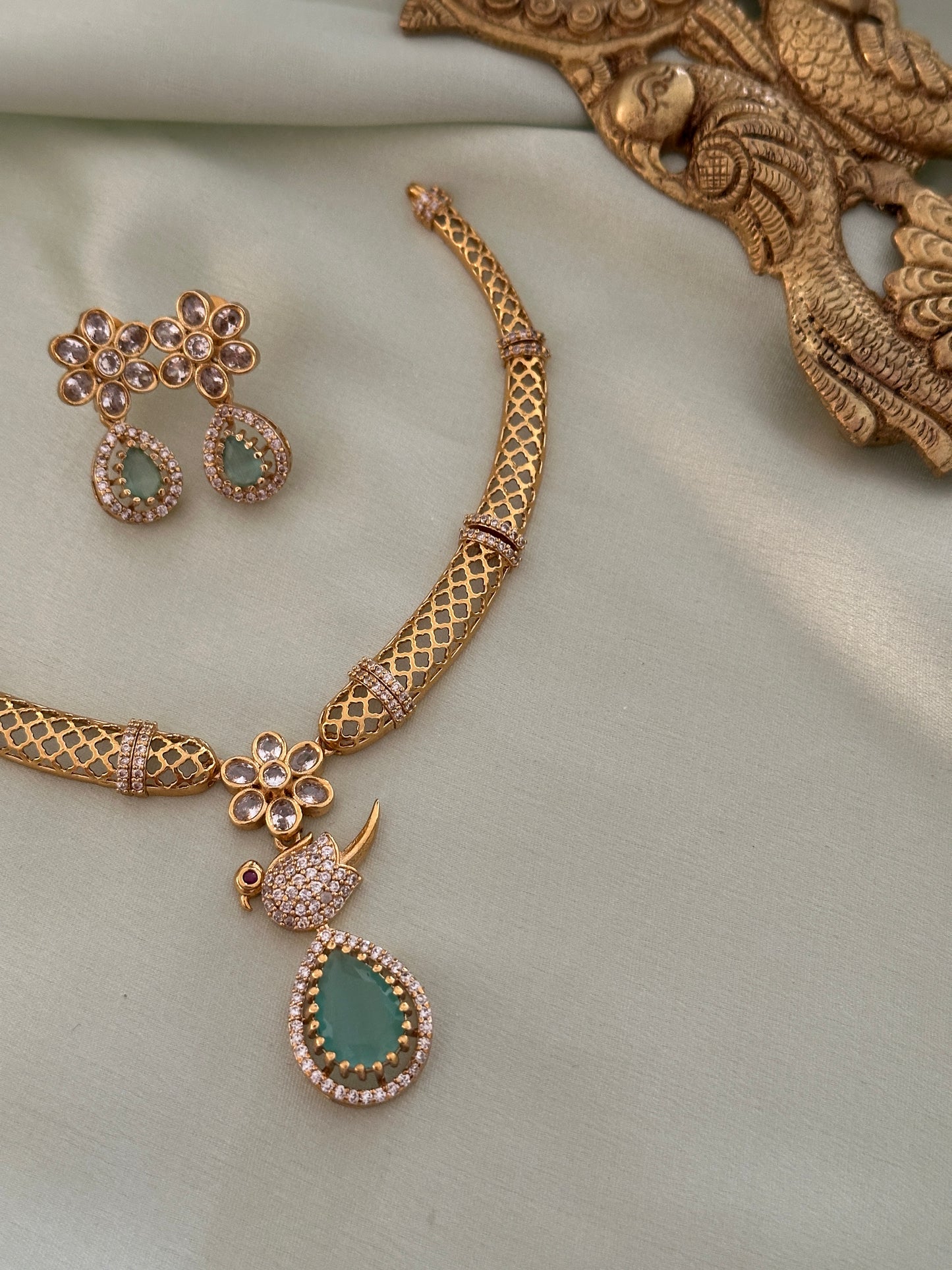 AD Parakeet Hasli Choker