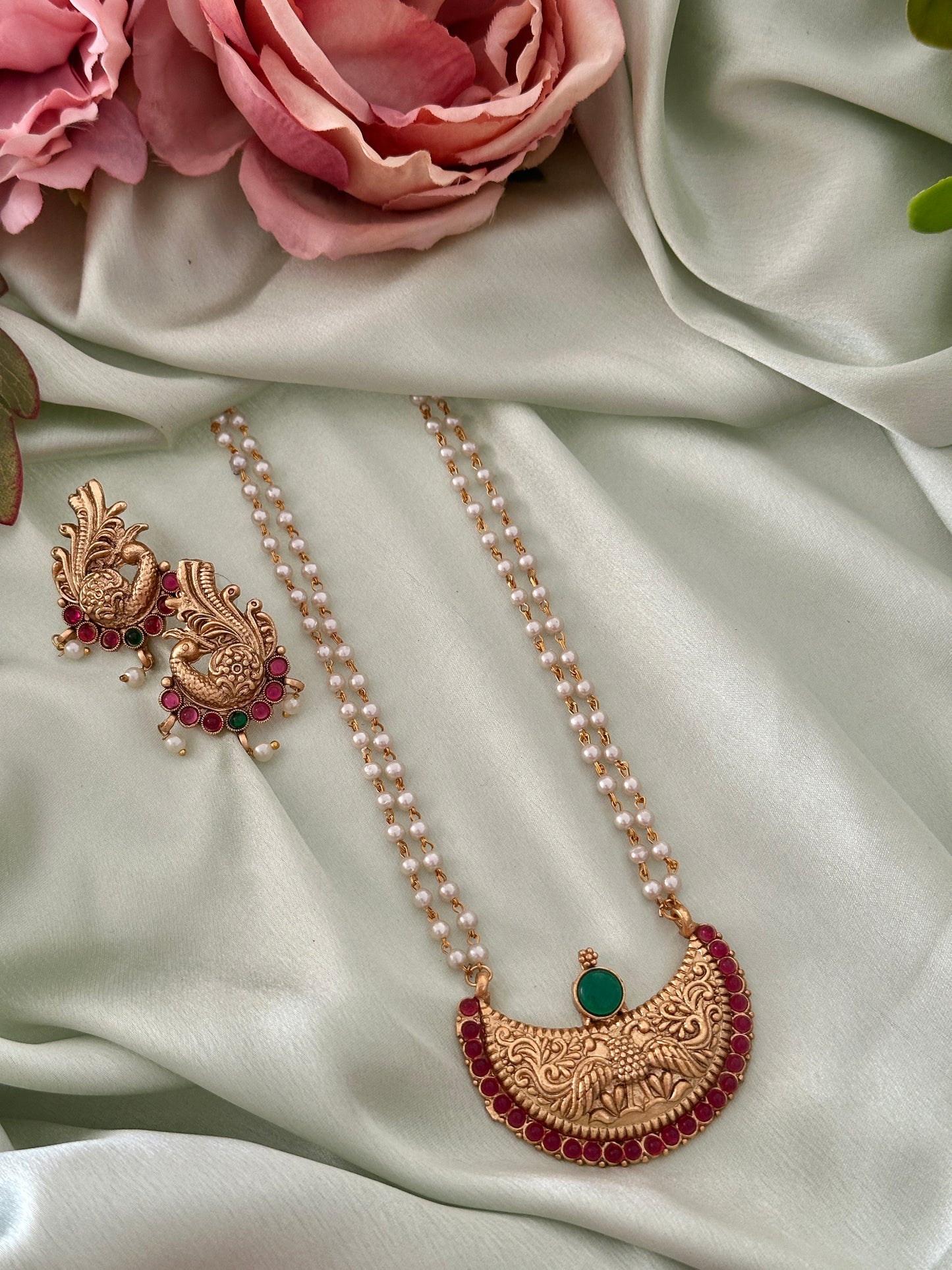 Non idol Nila Pearl Chain