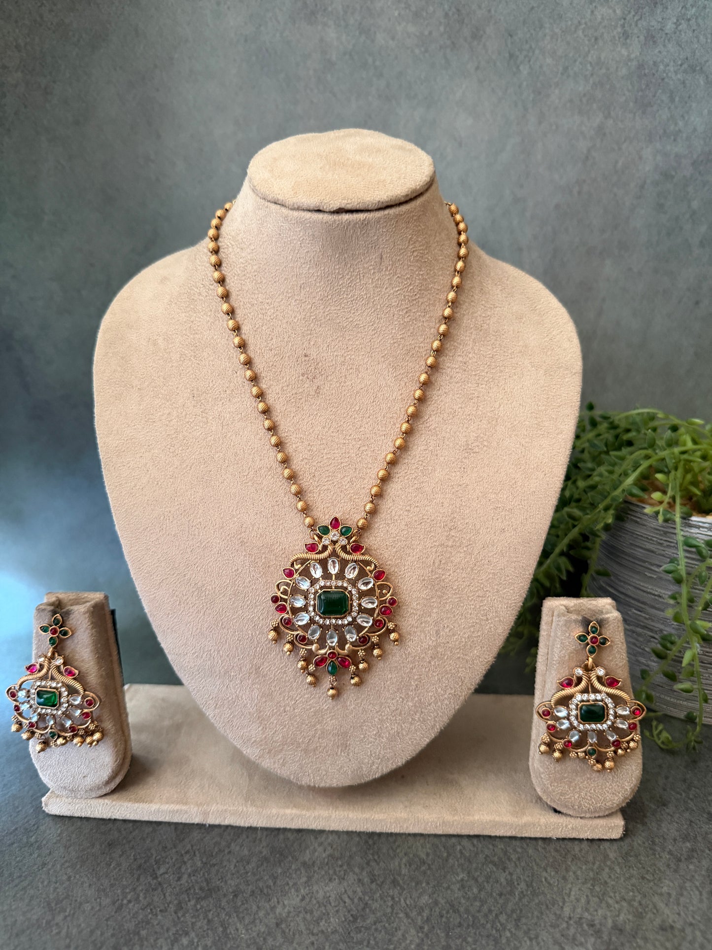 Chippy kemp pendant chain set