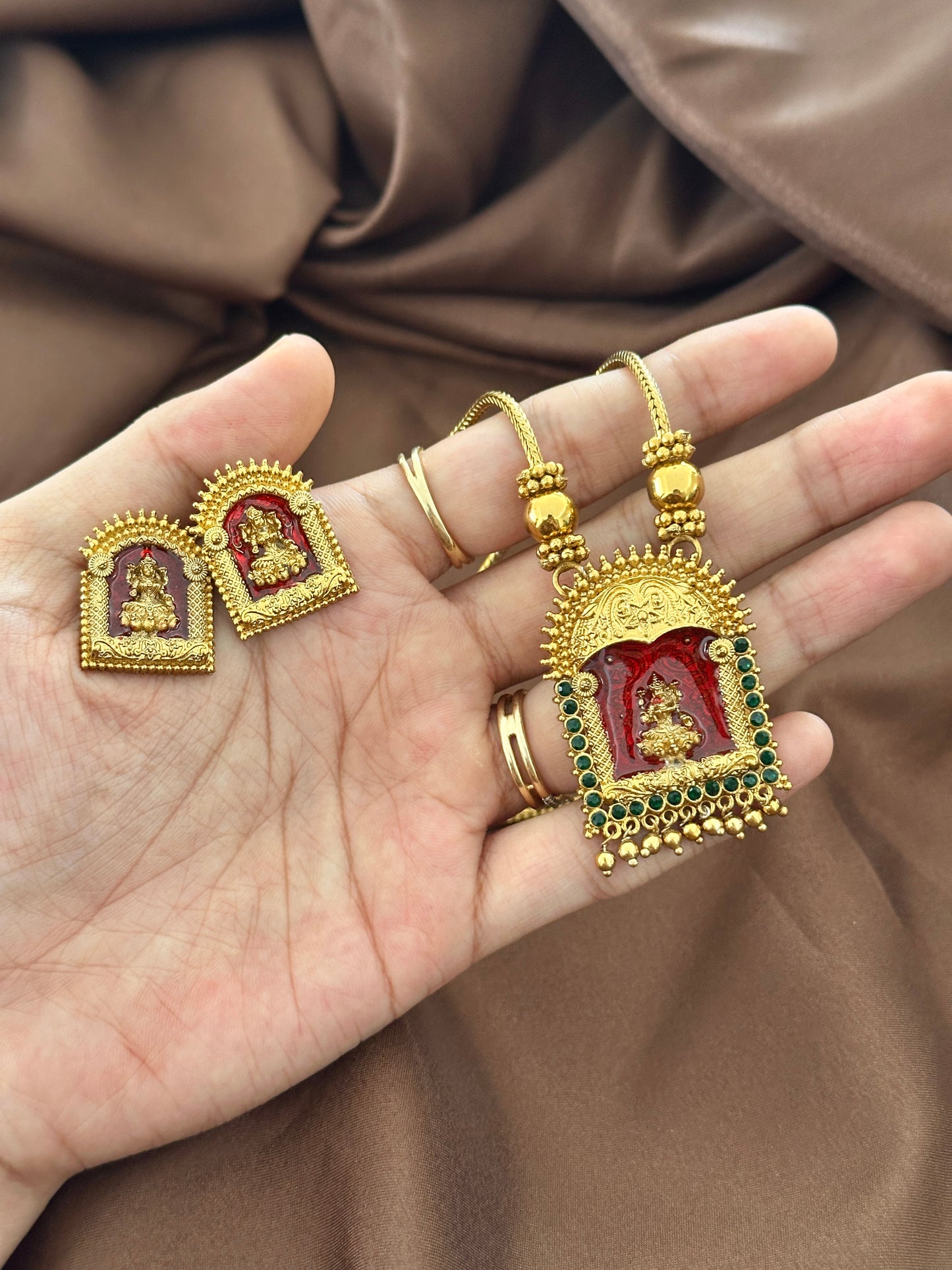 Saumya Devi Pendant Chain Set