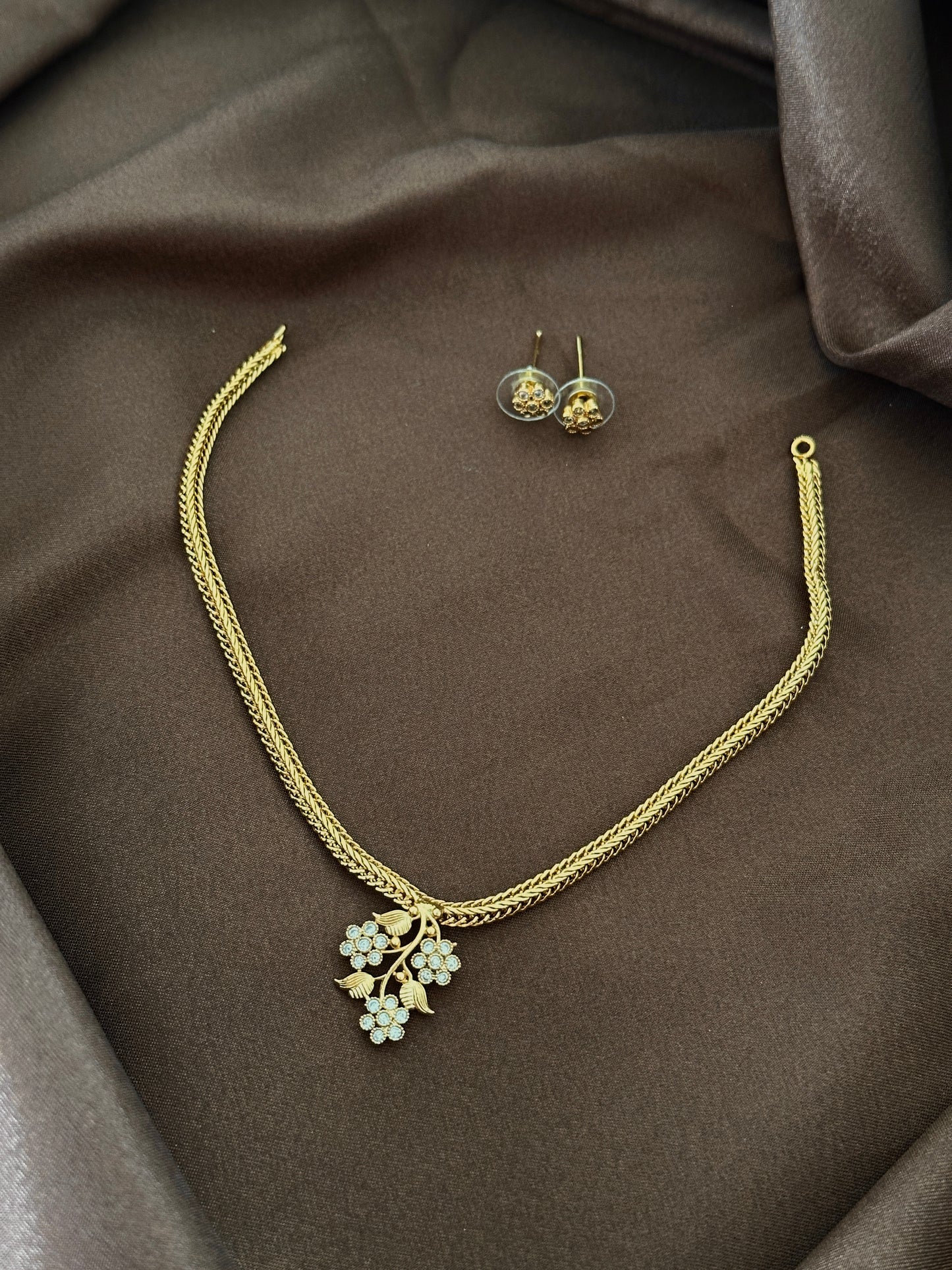 Kid Friendly Tri Flower Attigai Choker