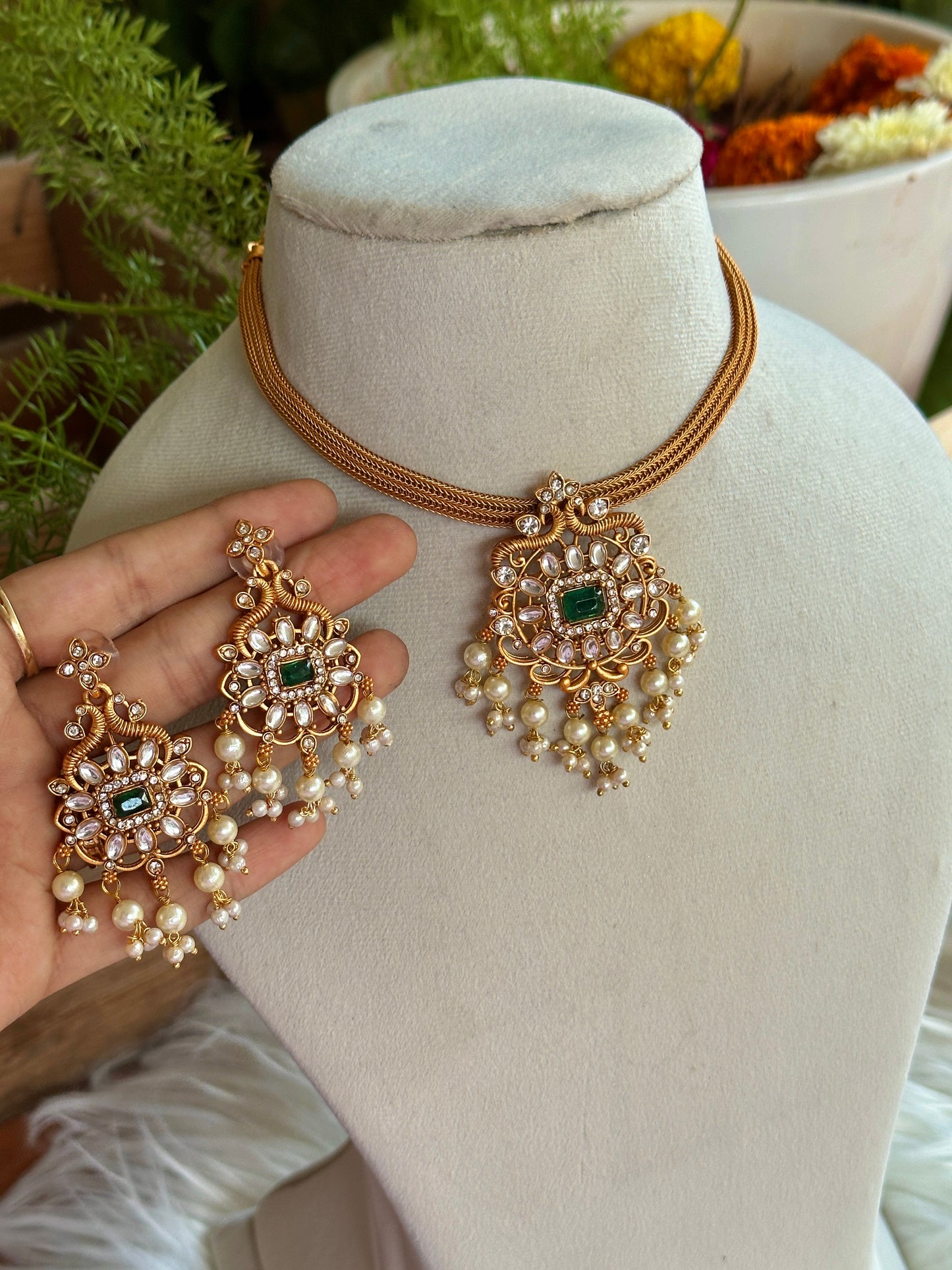 Emerald Kemp Pendant Choker