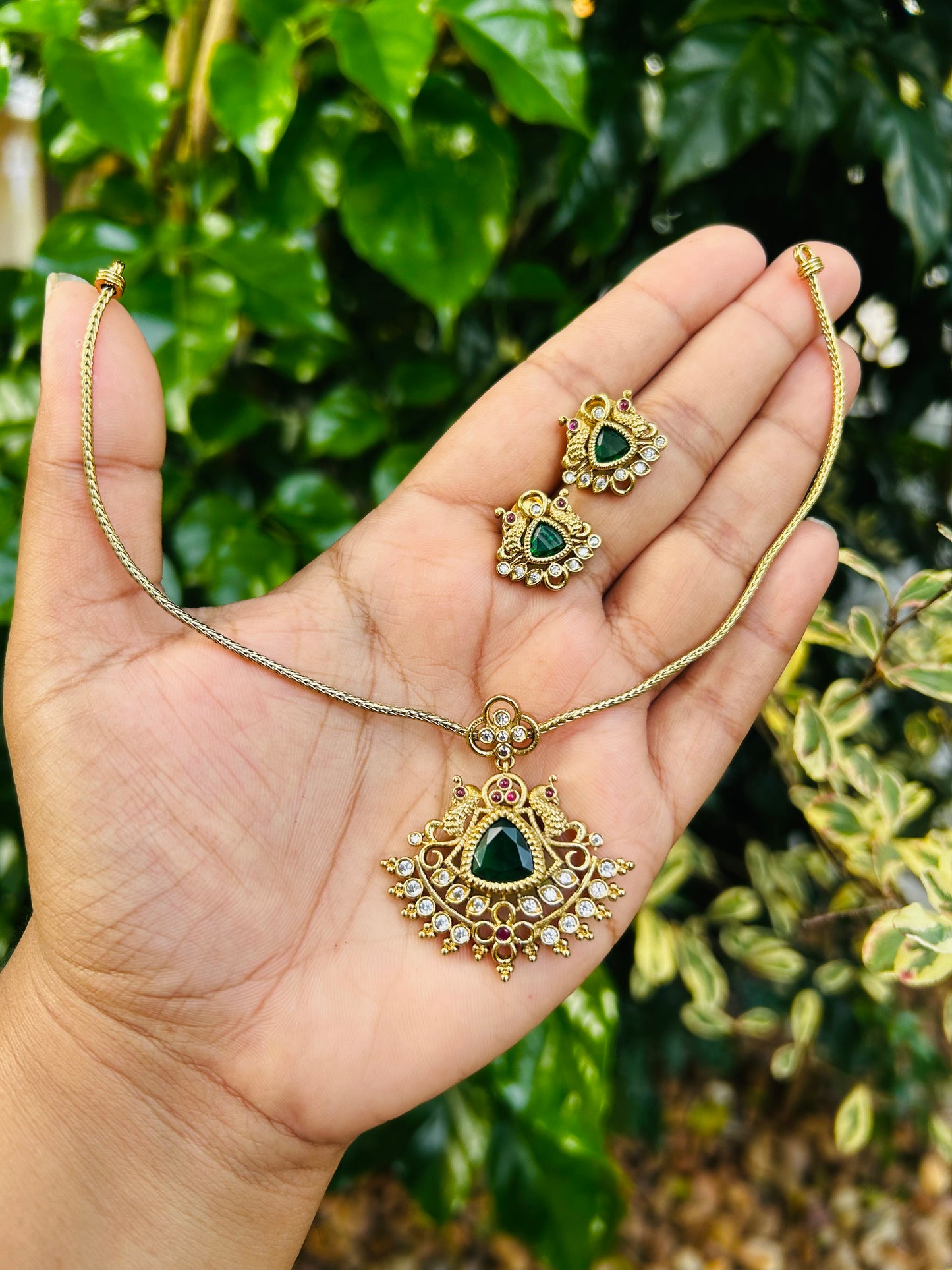 Peacock Emerald Attigai
