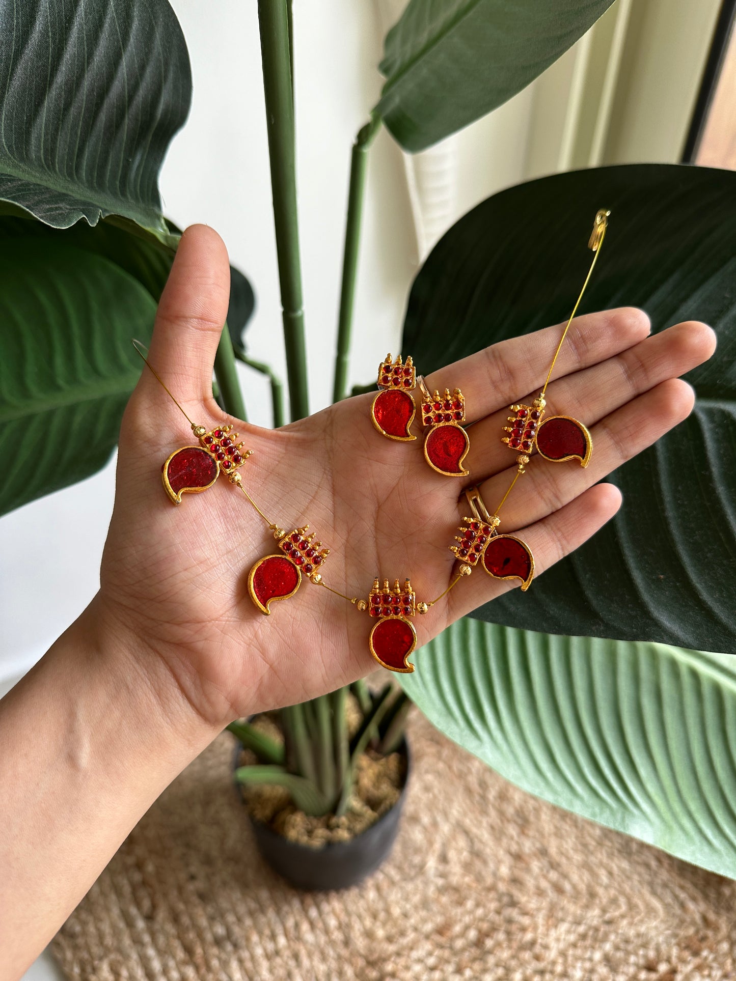 Invisible palakka choker Red