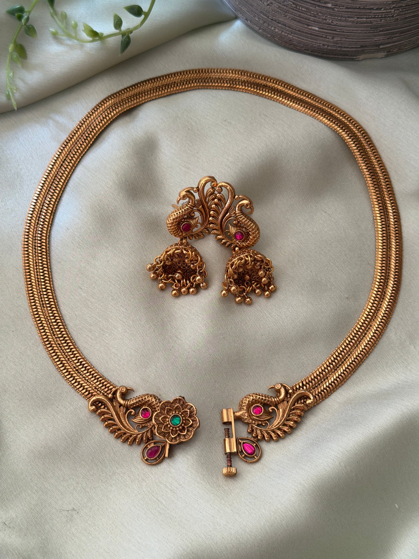 Front Open Sleek Choker