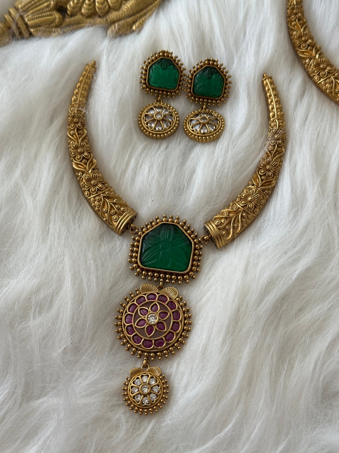 Tri Pendant Hasli Choker