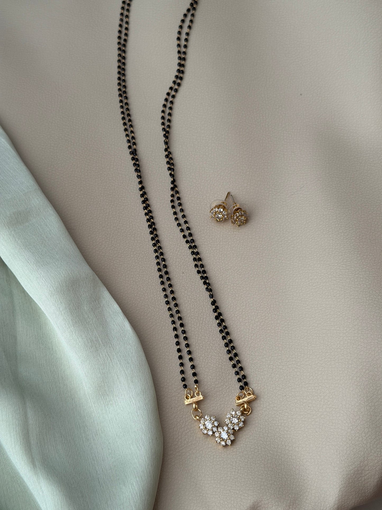Tri Flora Pendant Karimani Maala