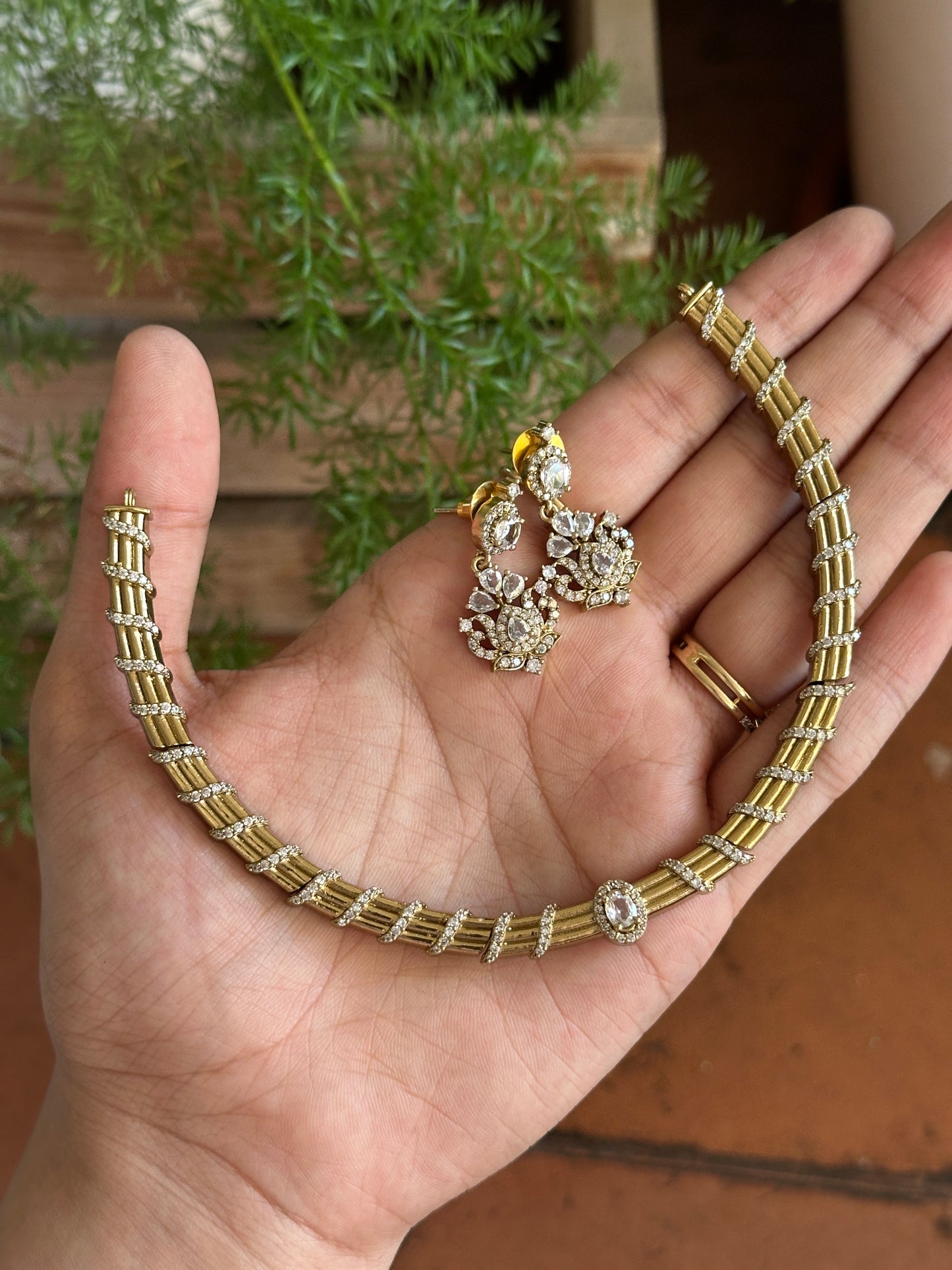 Diamond pendant hasli choker