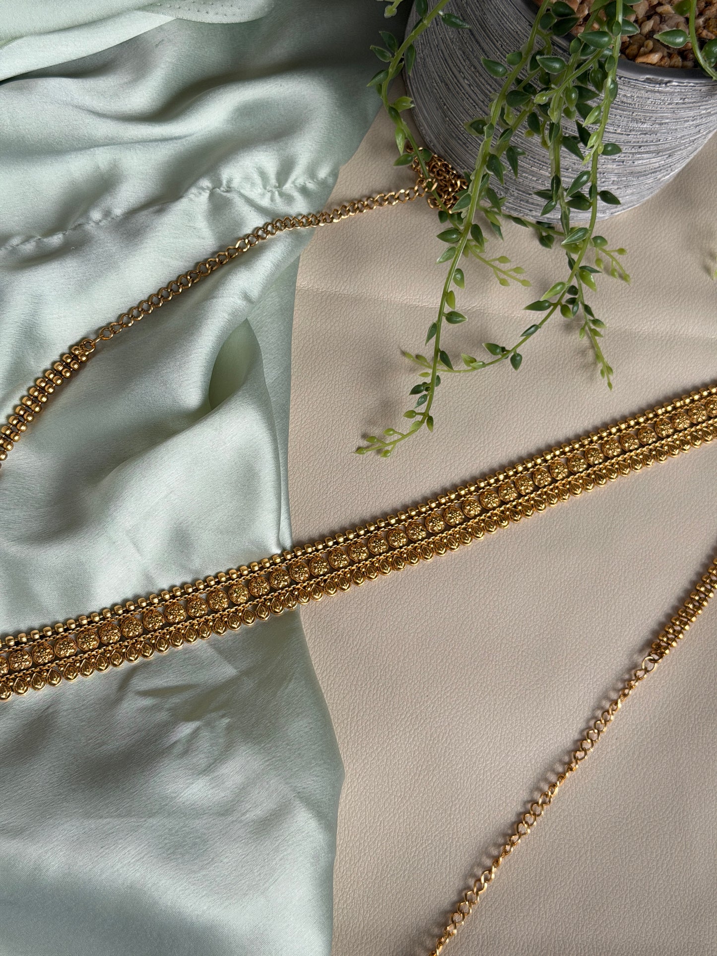 Non Idol Antique Gold hipchain