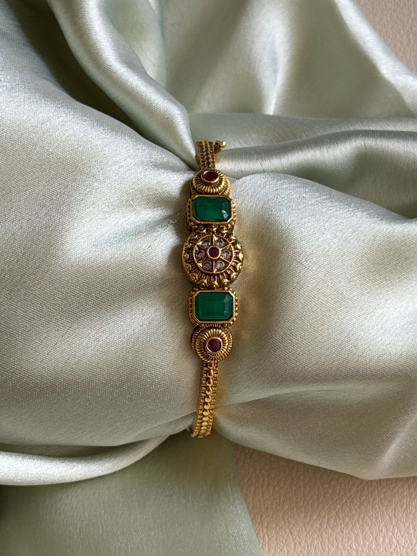 Non Idol Stone Bracelet