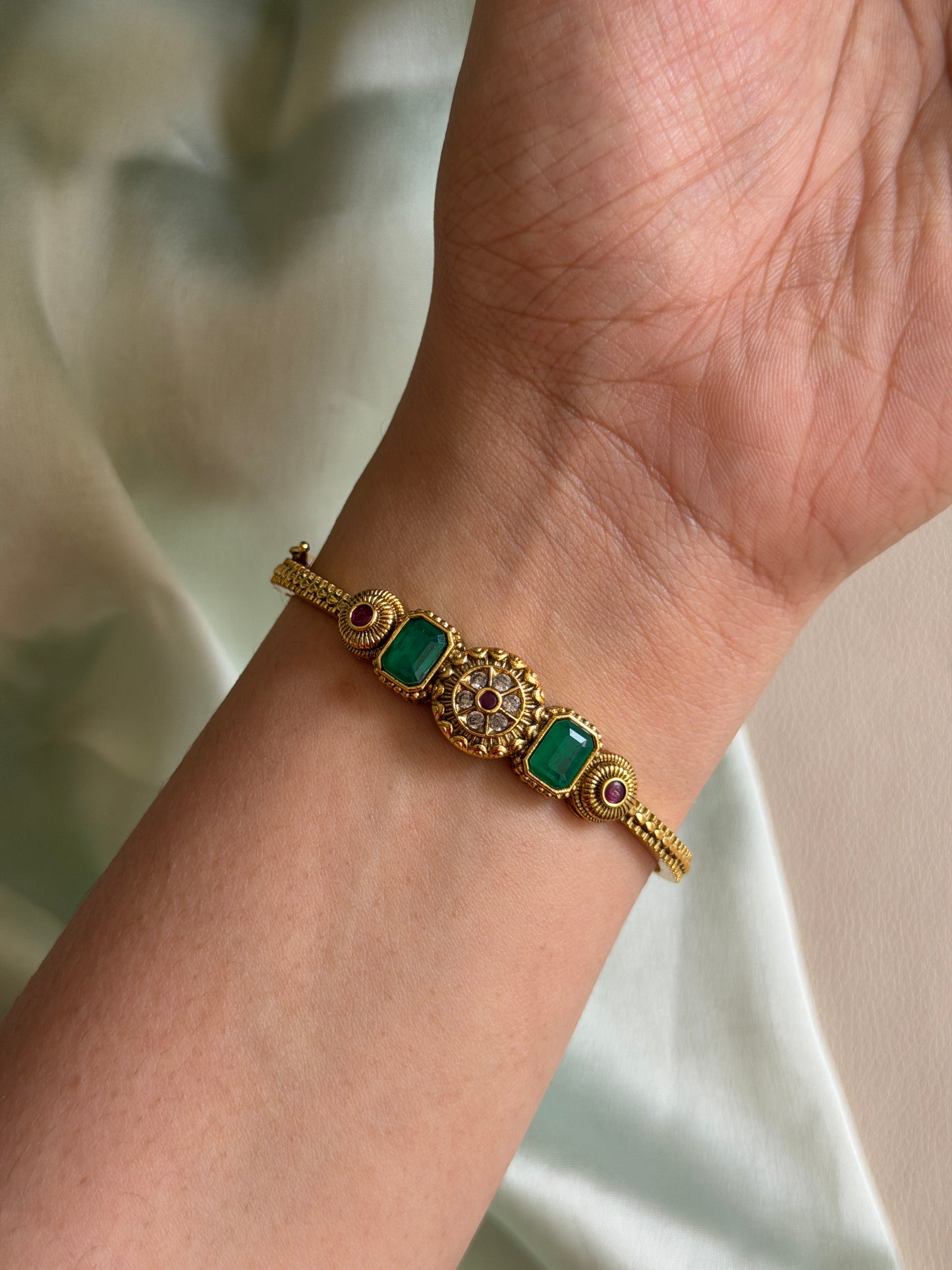 Non Idol Stone Bracelet