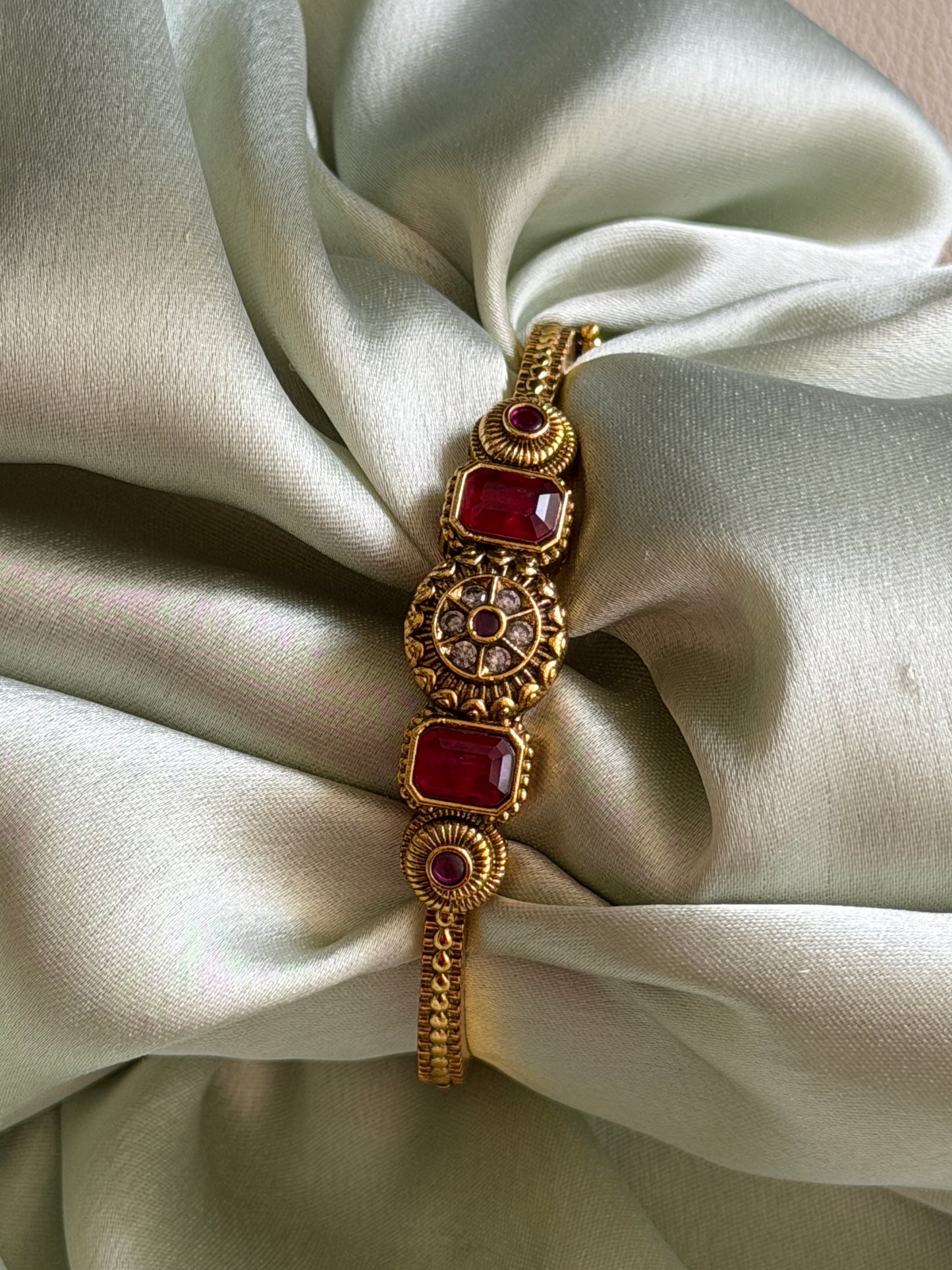 Non Idol Stone Bracelet