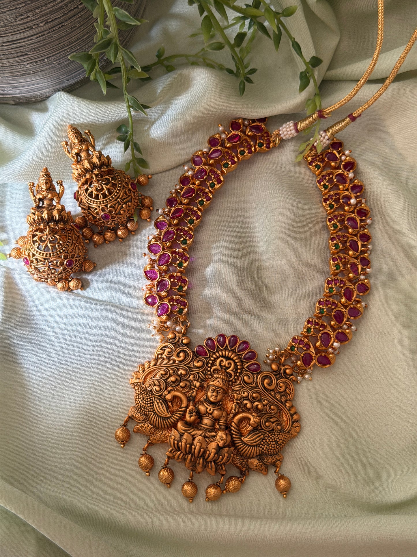 Malarvizhi Necklace