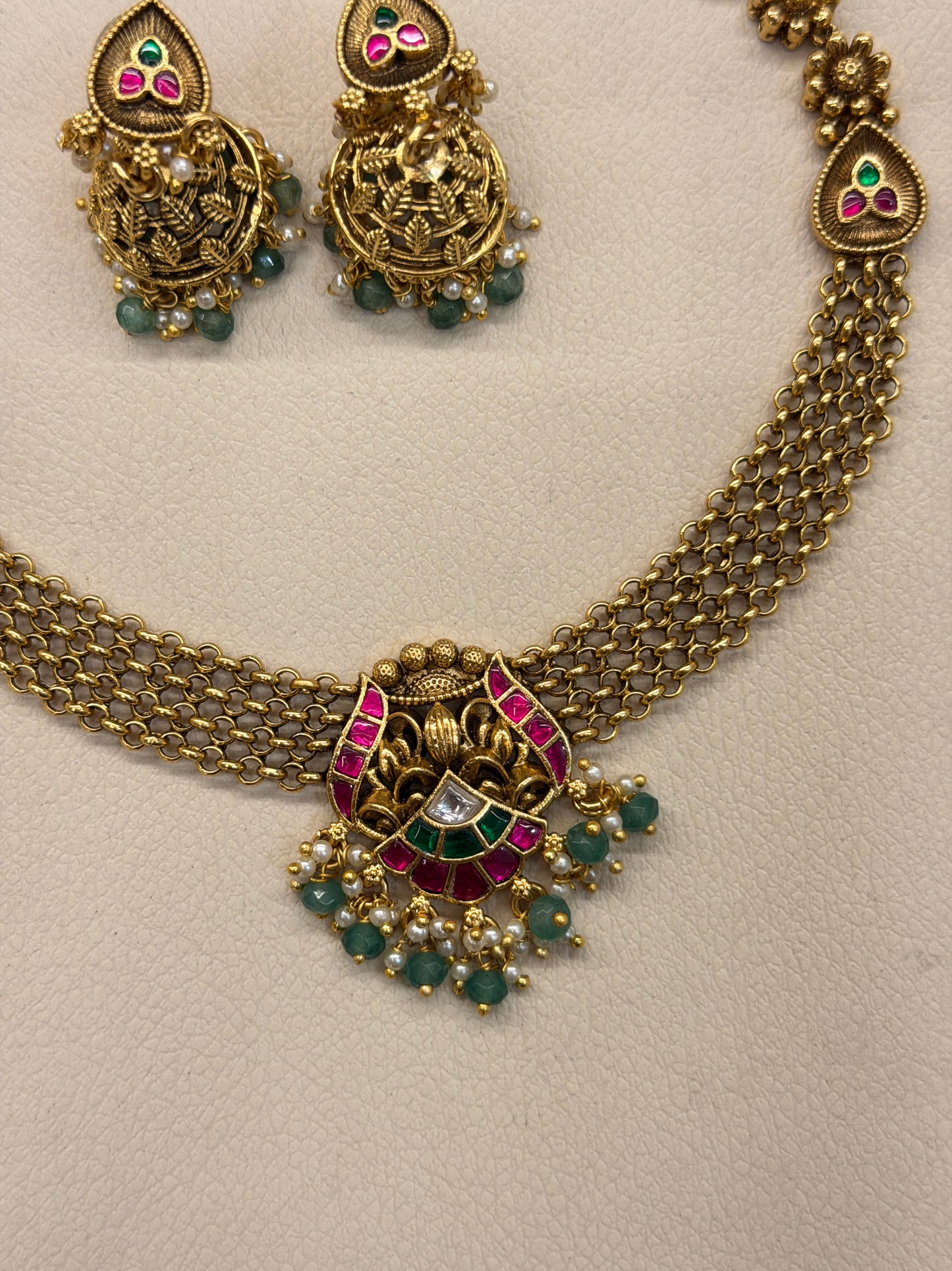 Vijarna Non Idol Choker
