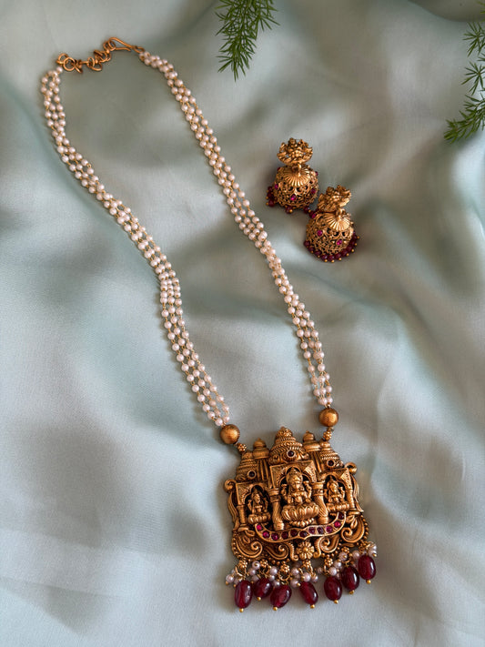 Pearl temple chain with beads