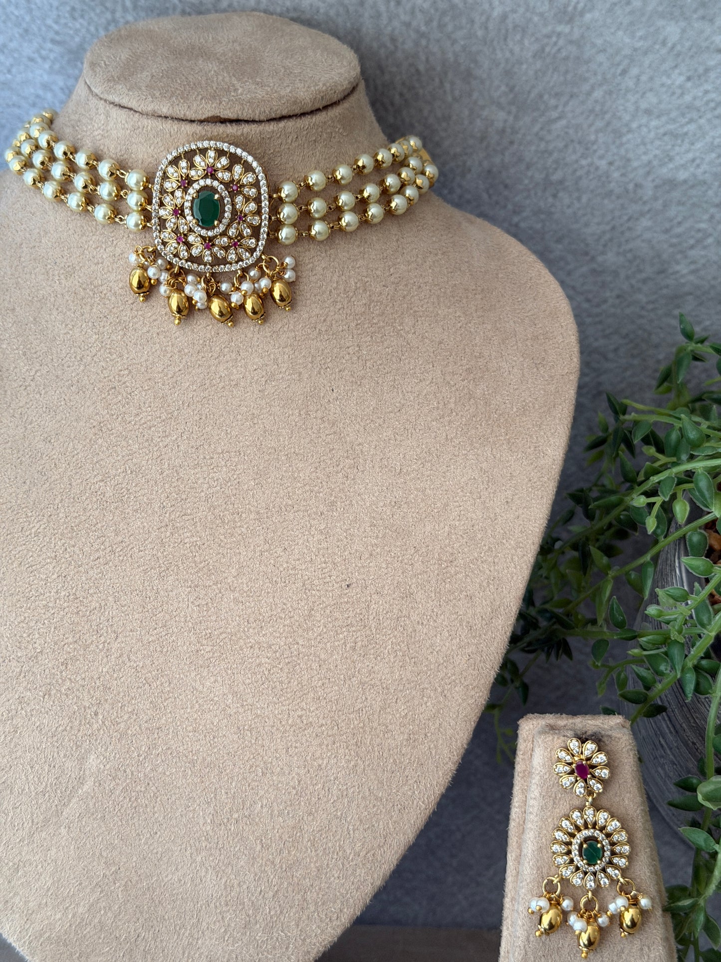 Flora AD Pendant Pearl Choker