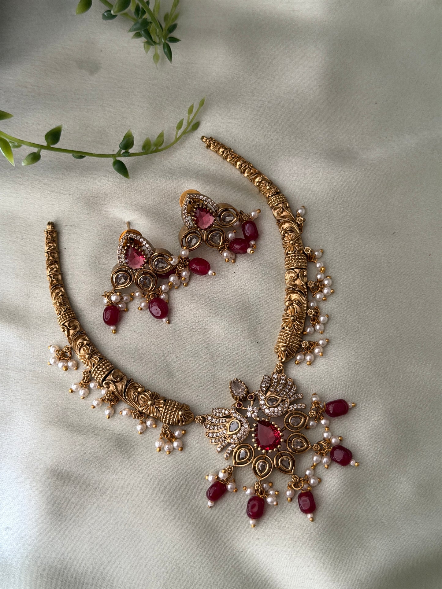 Victorian Swan Hasli Choker