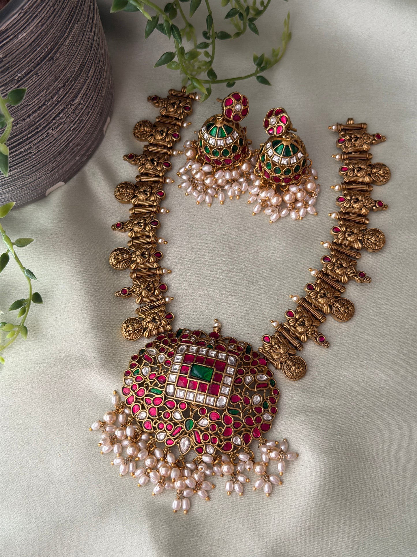 Bhavyaksha Jadau Pendant Necklace