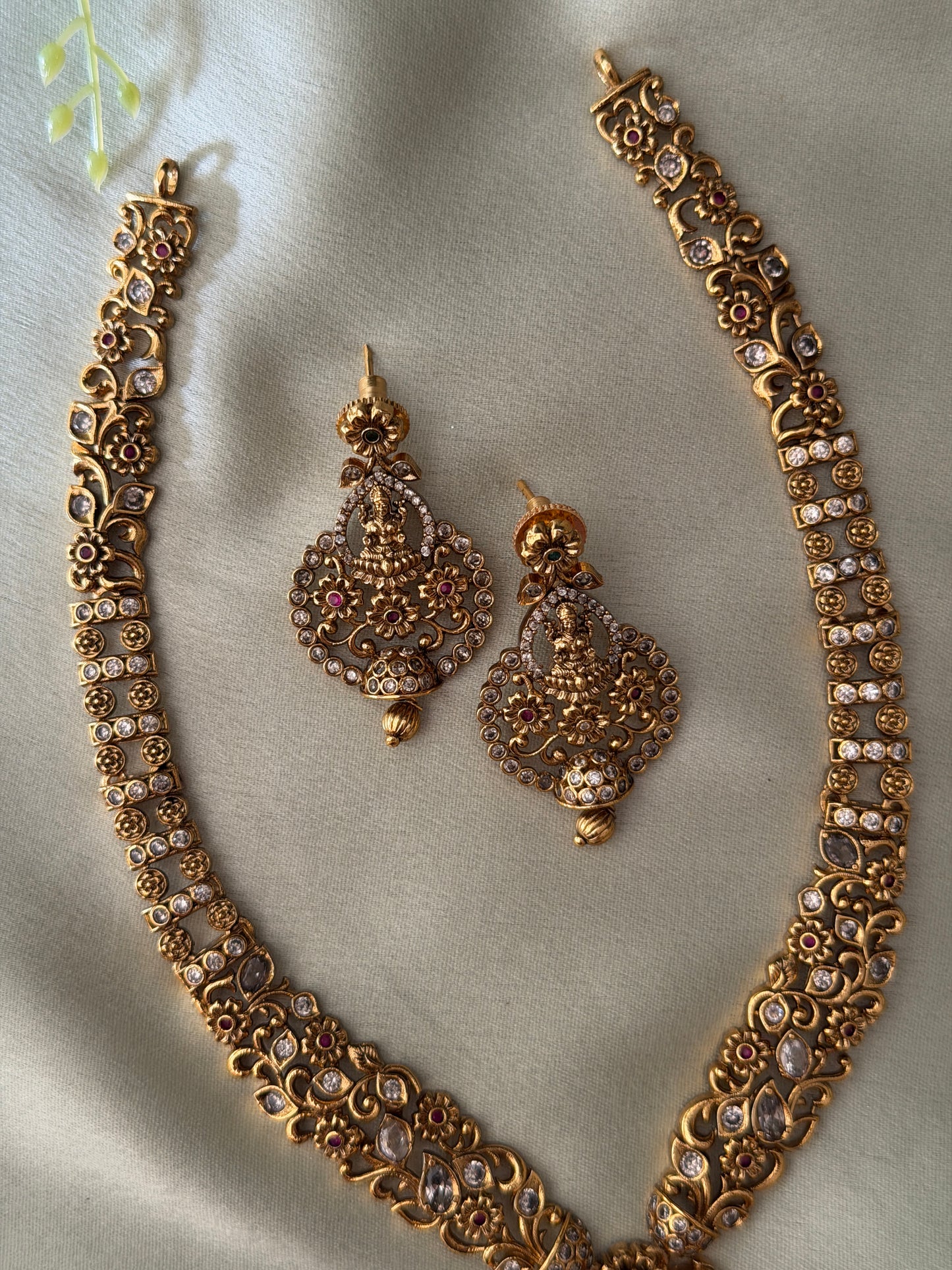 Mythily Necklace