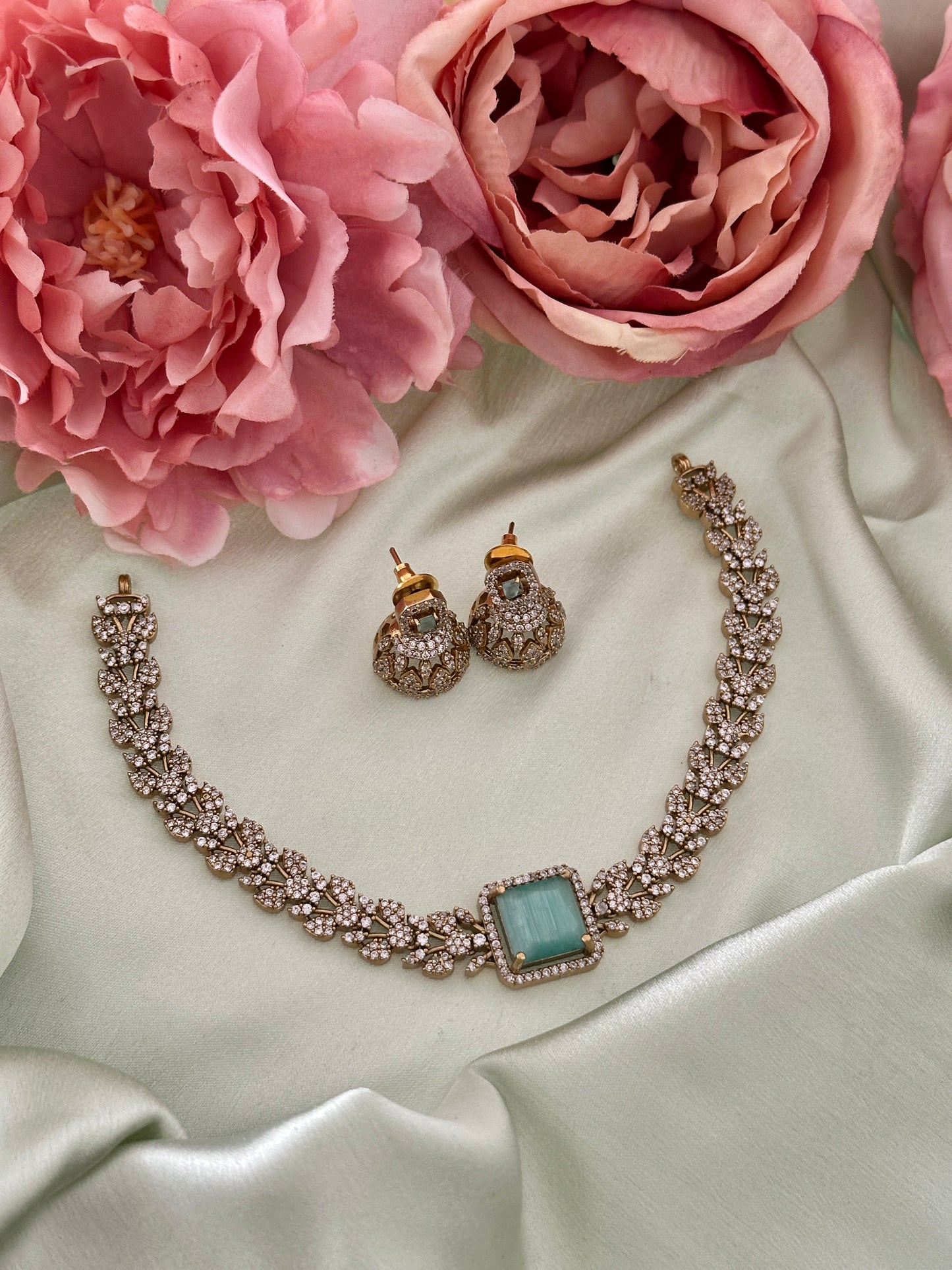 Vine stone choker