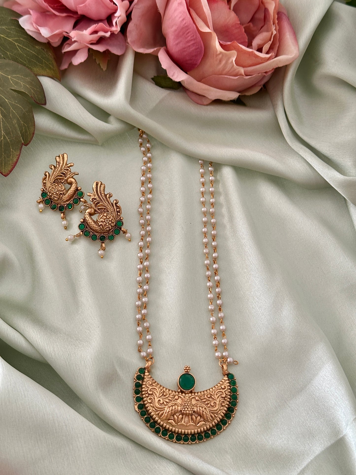 Non idol Nila Pearl Chain