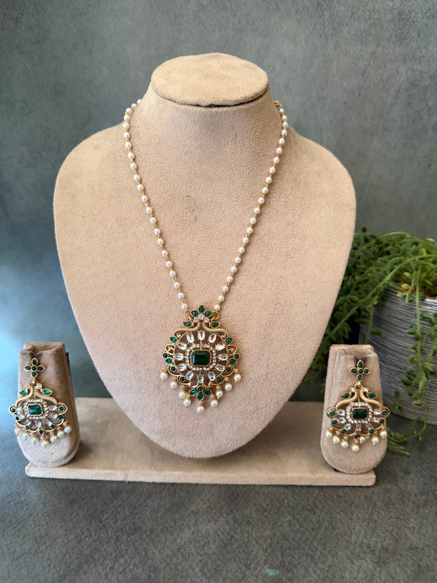 Chippy kemp pendant chain set