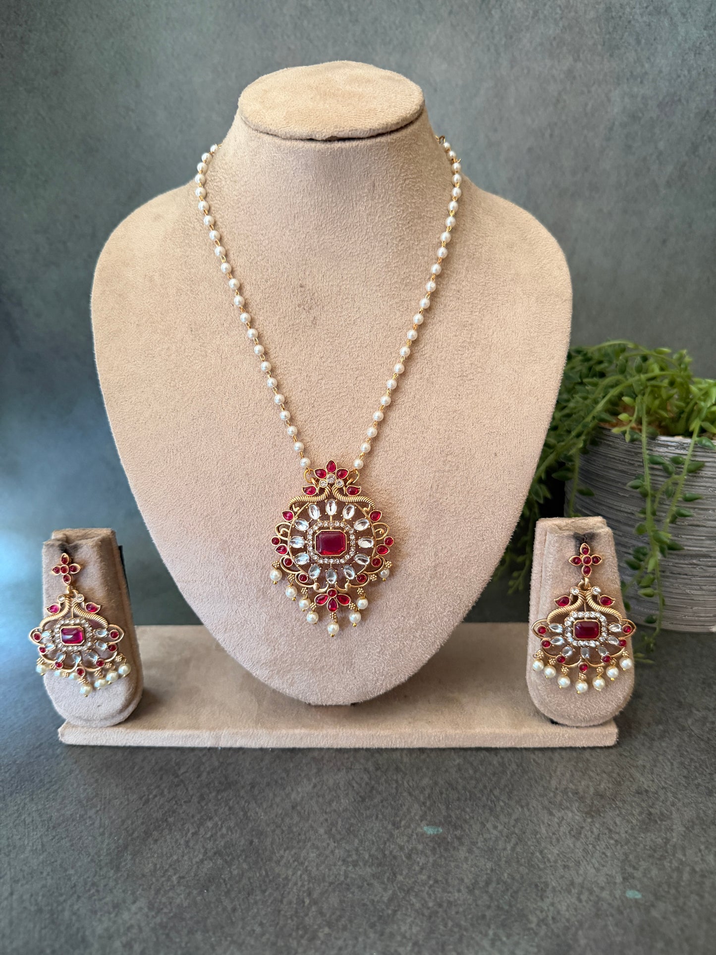 Chippy kemp pendant chain set