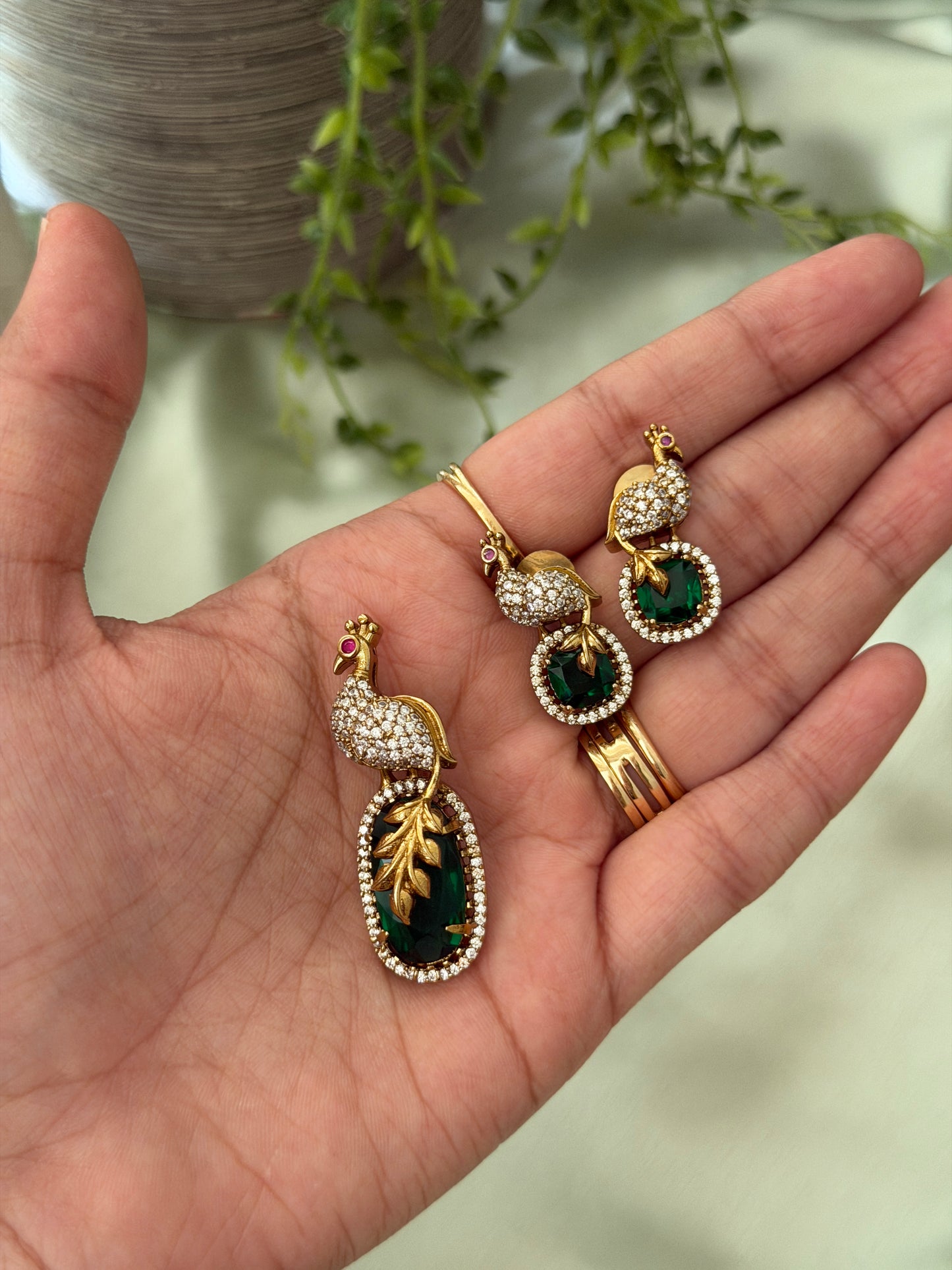 Kasthoori Pendant and Earrings