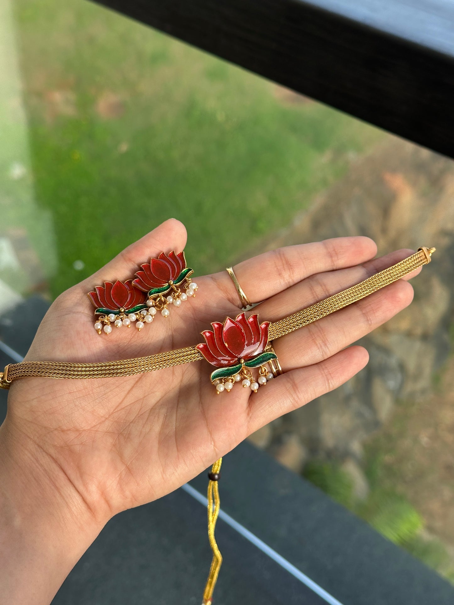 Moja Lotus Choker