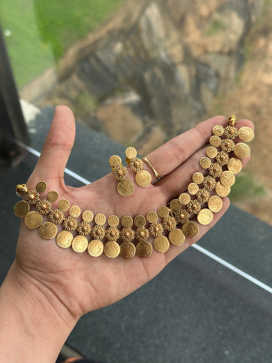 Athira Kaashu Choker