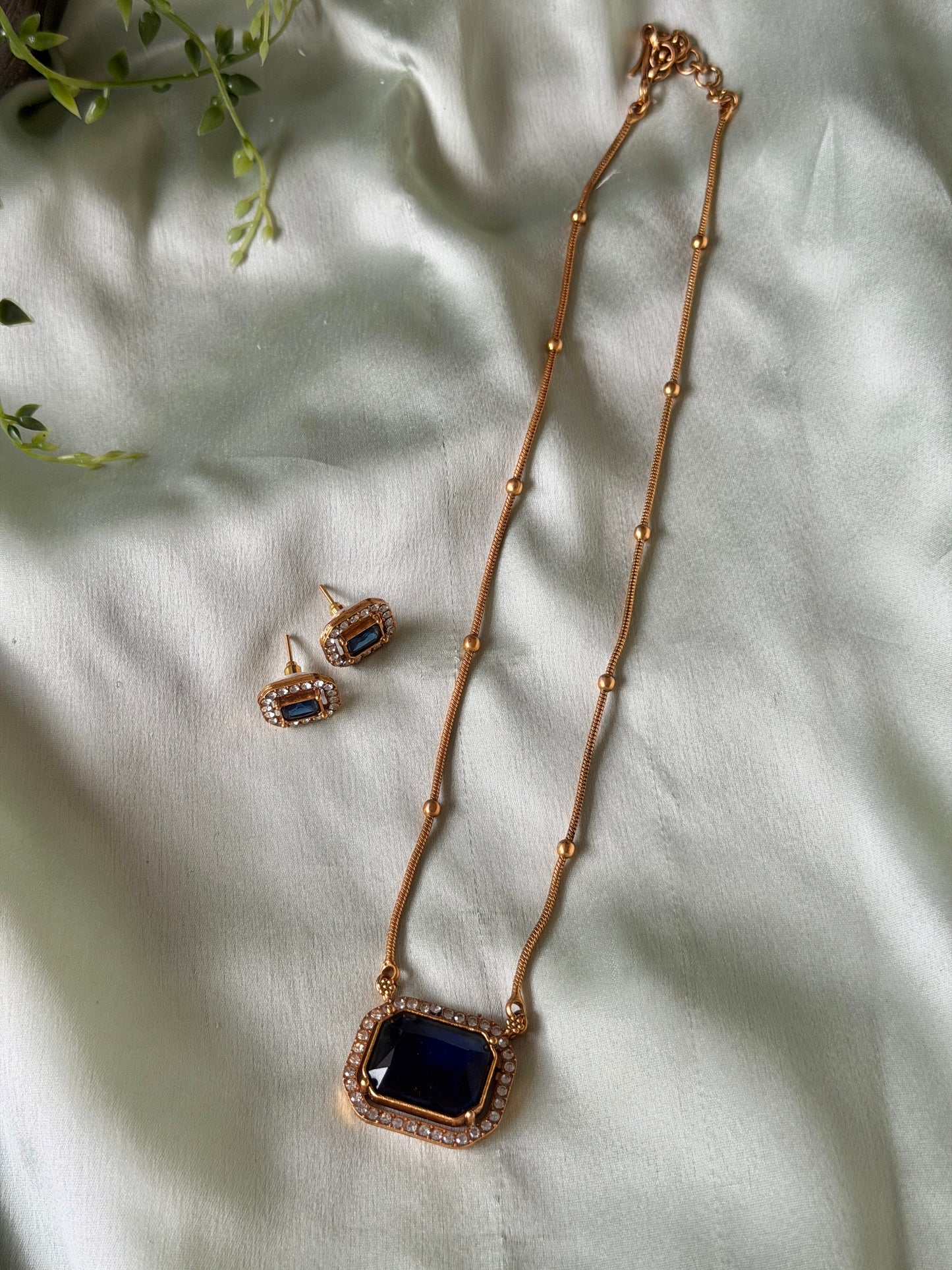 Shula Square Pendant Chain set